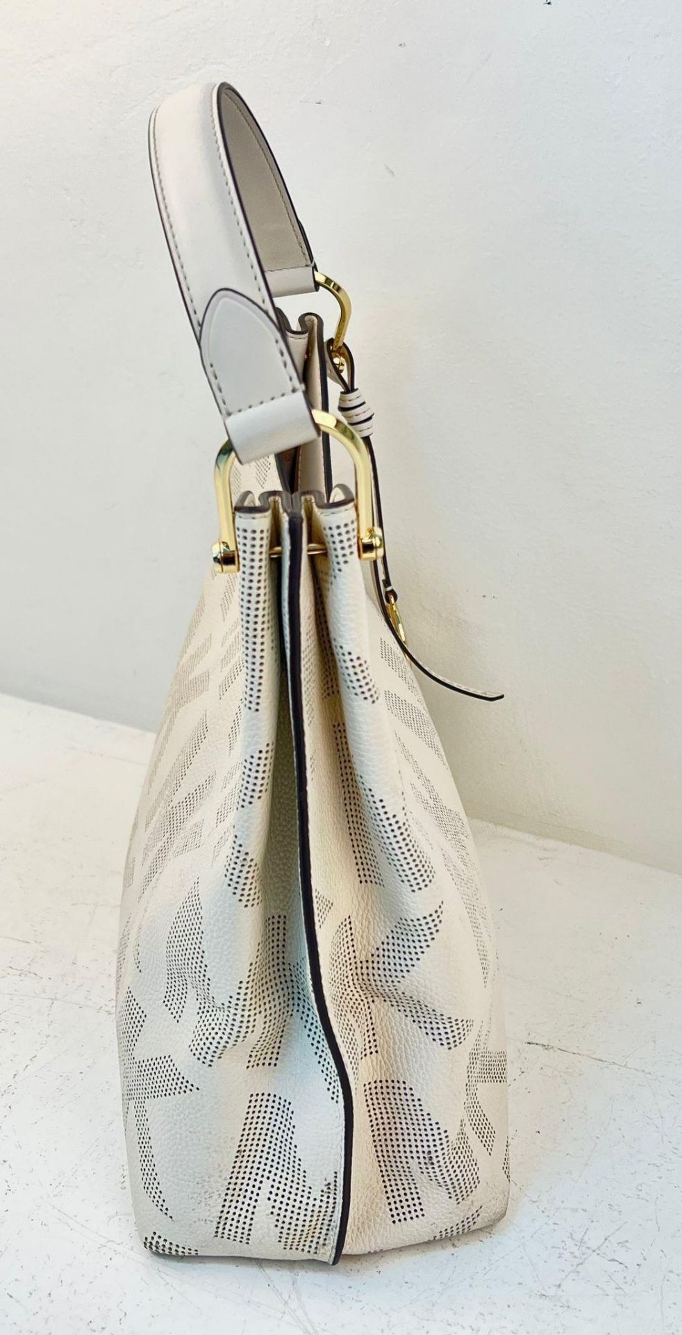 A Michael Kors Jet Set Tote Bag. Pierced monogram exterior design. Roomy interior with zipped - Bild 4 aus 8