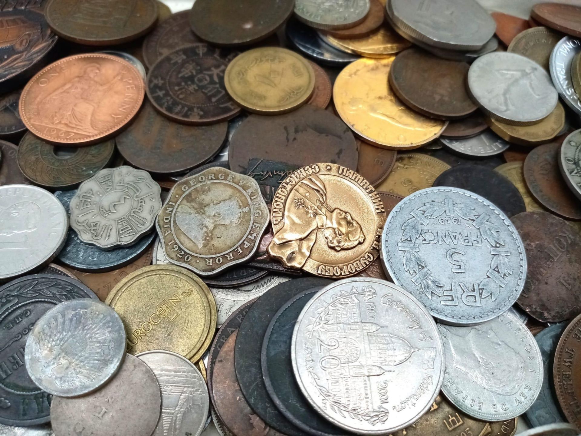 A Pot Luck Cigar Box of British and Foreign Coins. - Bild 2 aus 5