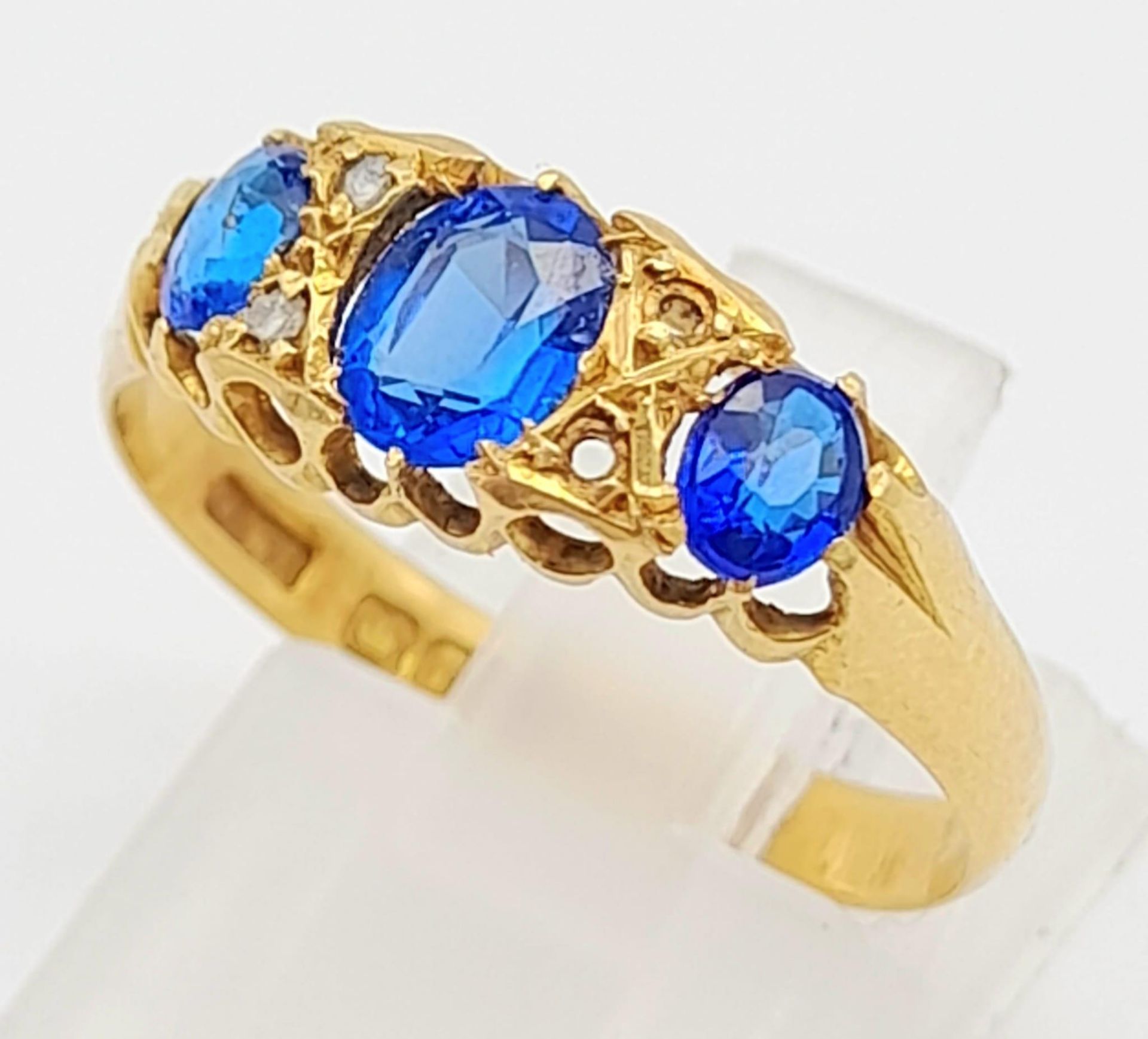 A Gorgeous Antique (1803) Georgian 18K Sapphire Ring. Three Royal blue oval sapphires. There are two - Bild 3 aus 5