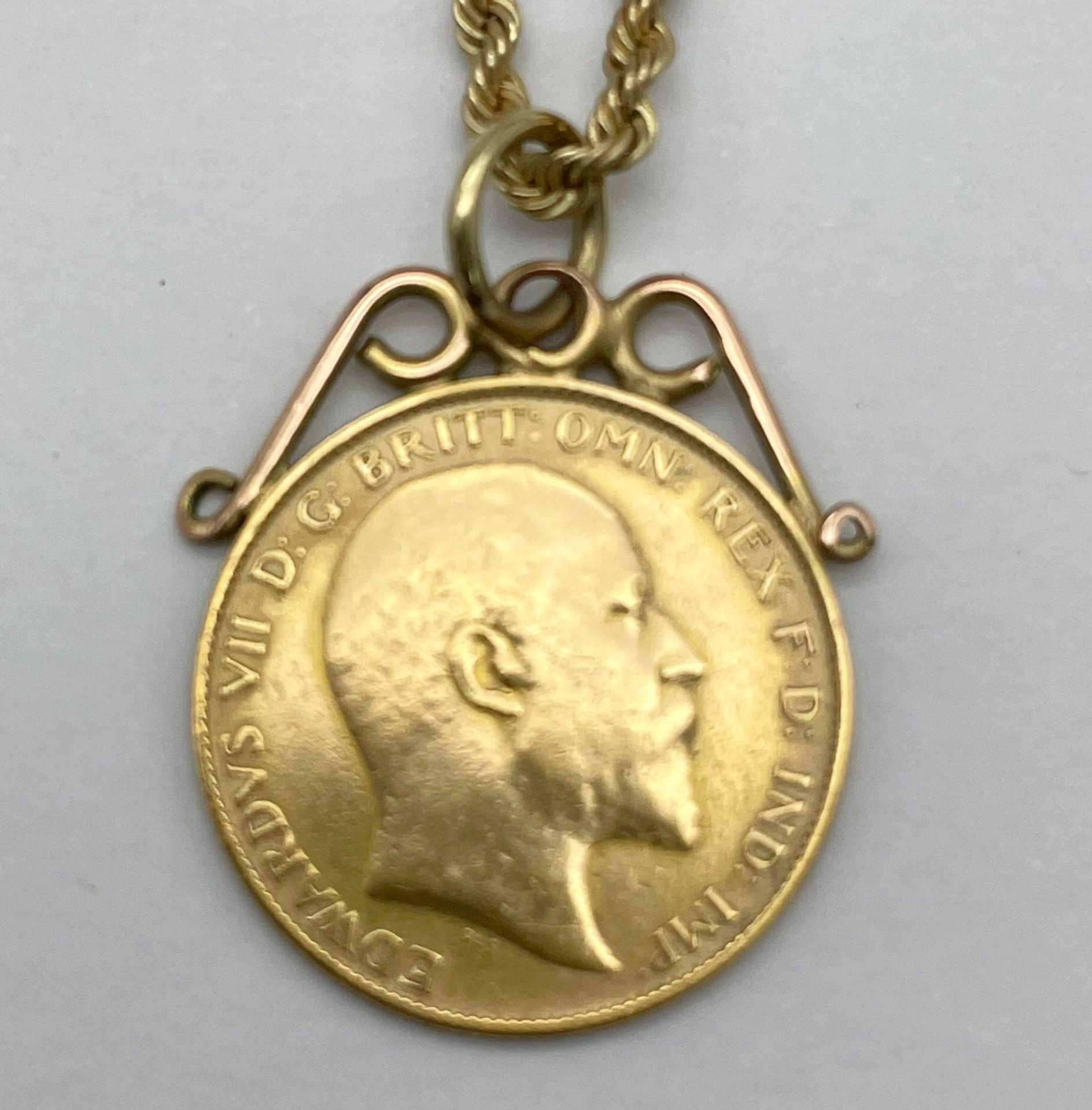 A 1907 22K Gold Edward VII Half Sovereign Pendant on a 9K Yellow Gold Rope Necklace. 25mm and - Bild 4 aus 5