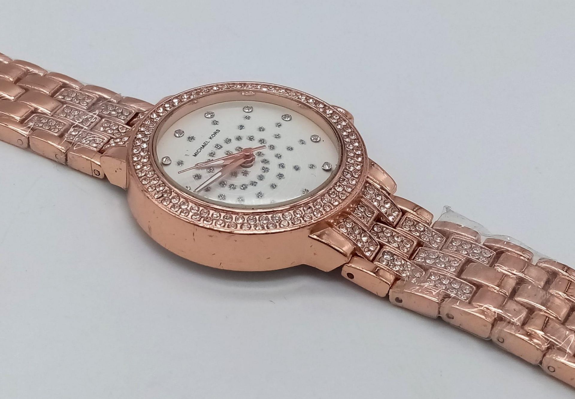 A LADIES MICHAEL KORS FACSIMILE WATCH IN ROSE GOLD TONE STONE SET BEZEL AND STRAP, FULL WORKING - Image 3 of 4