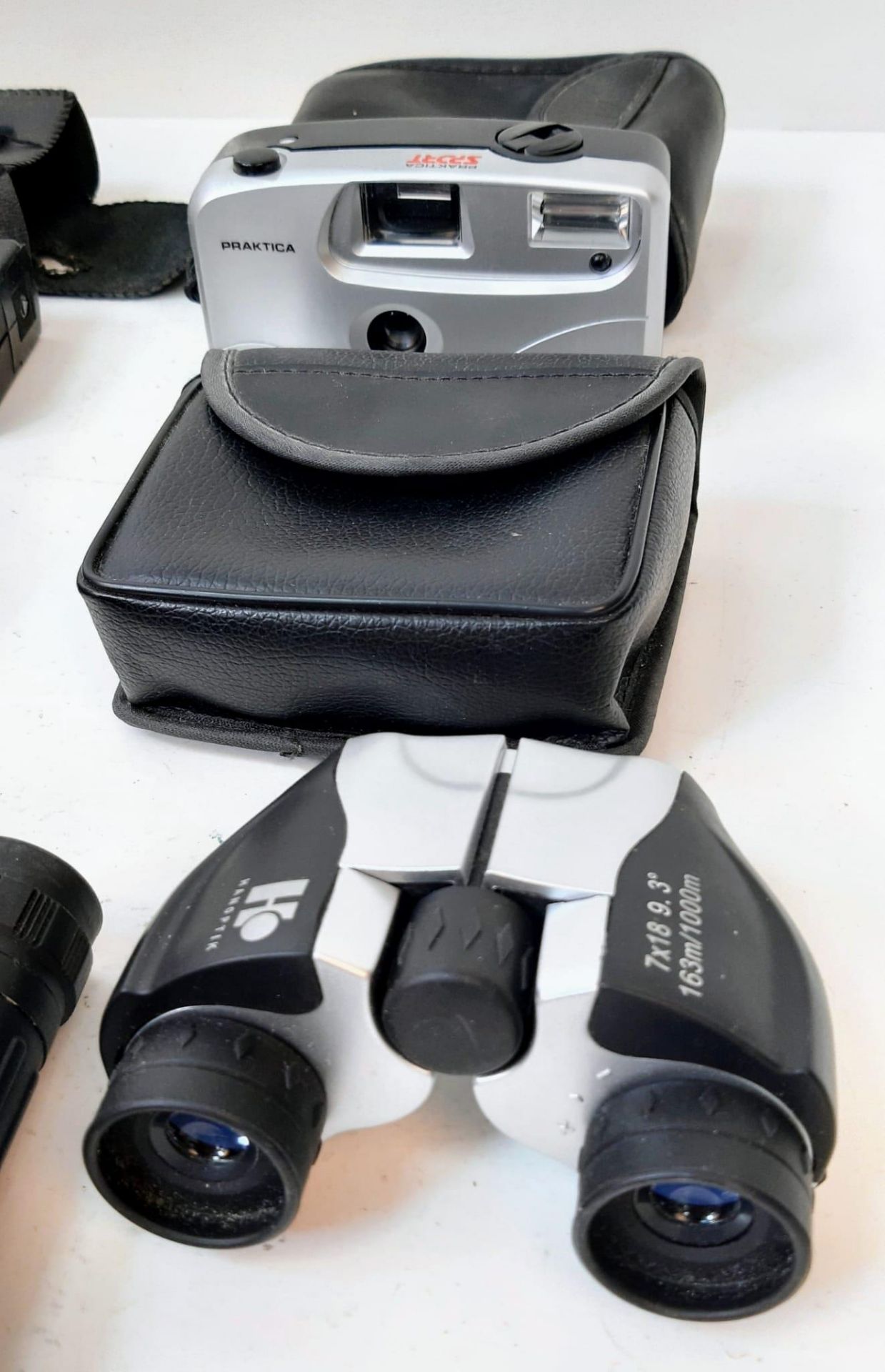 Five Vintage Pairs of Binoculars and Four Vintage Cameras. - Bild 2 aus 5