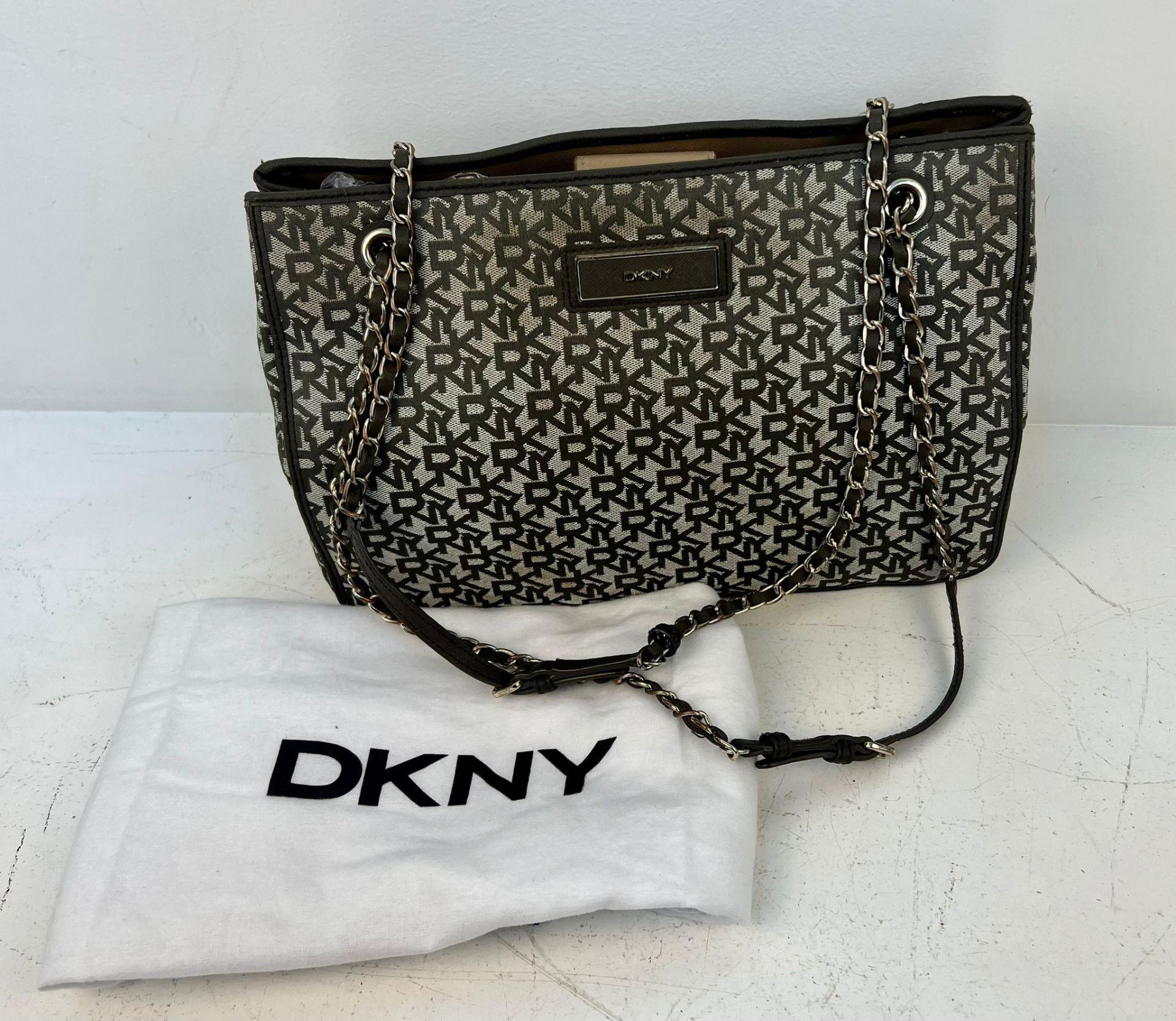 A DKNY Monogram Canvas Shoulder Bag with Dust-Cover. Spacious interior with zipped and open - Bild 2 aus 7