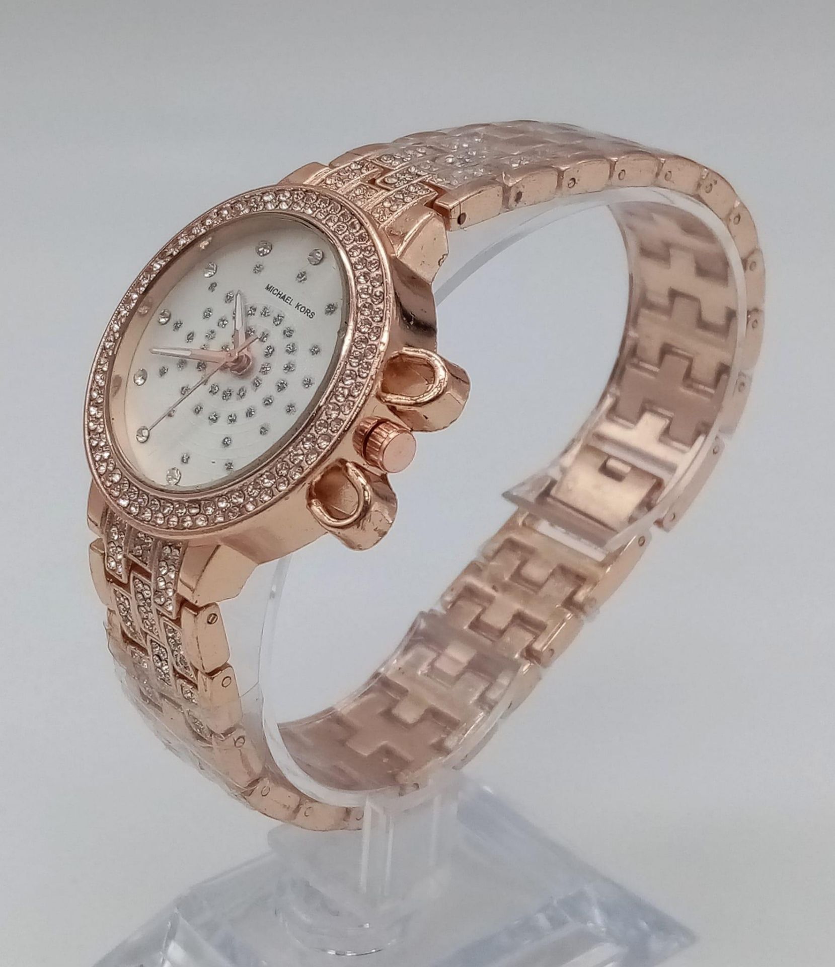 A LADIES MICHAEL KORS FACSIMILE WATCH IN ROSE GOLD TONE STONE SET BEZEL AND STRAP, FULL WORKING - Image 2 of 4
