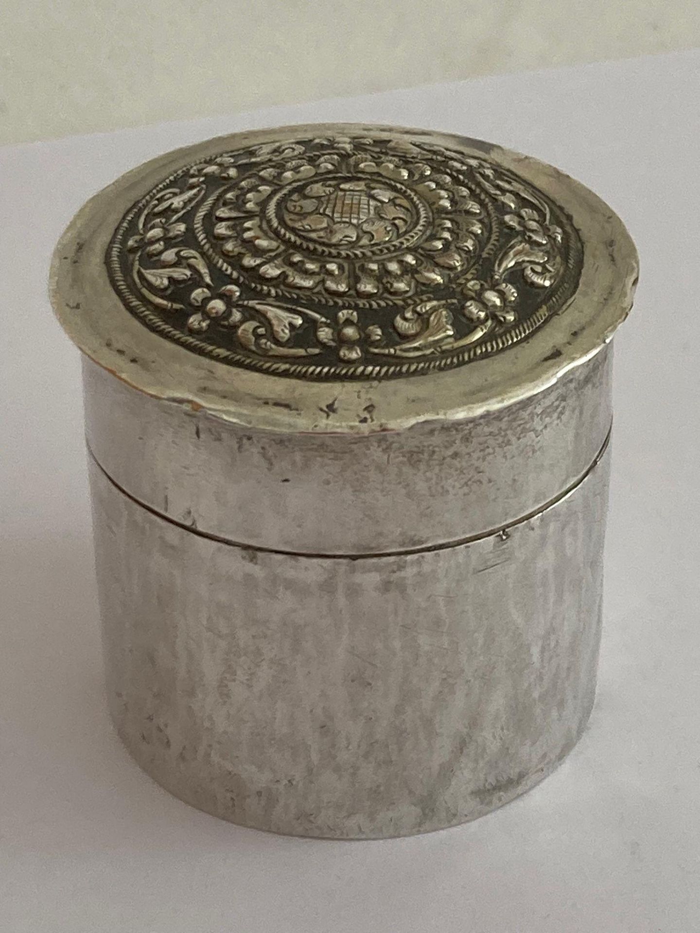 Antique Continental SILVER SNUFF POT. Having beautiful ornate SILVER work to lid. 45 grams. Height - Image 2 of 2