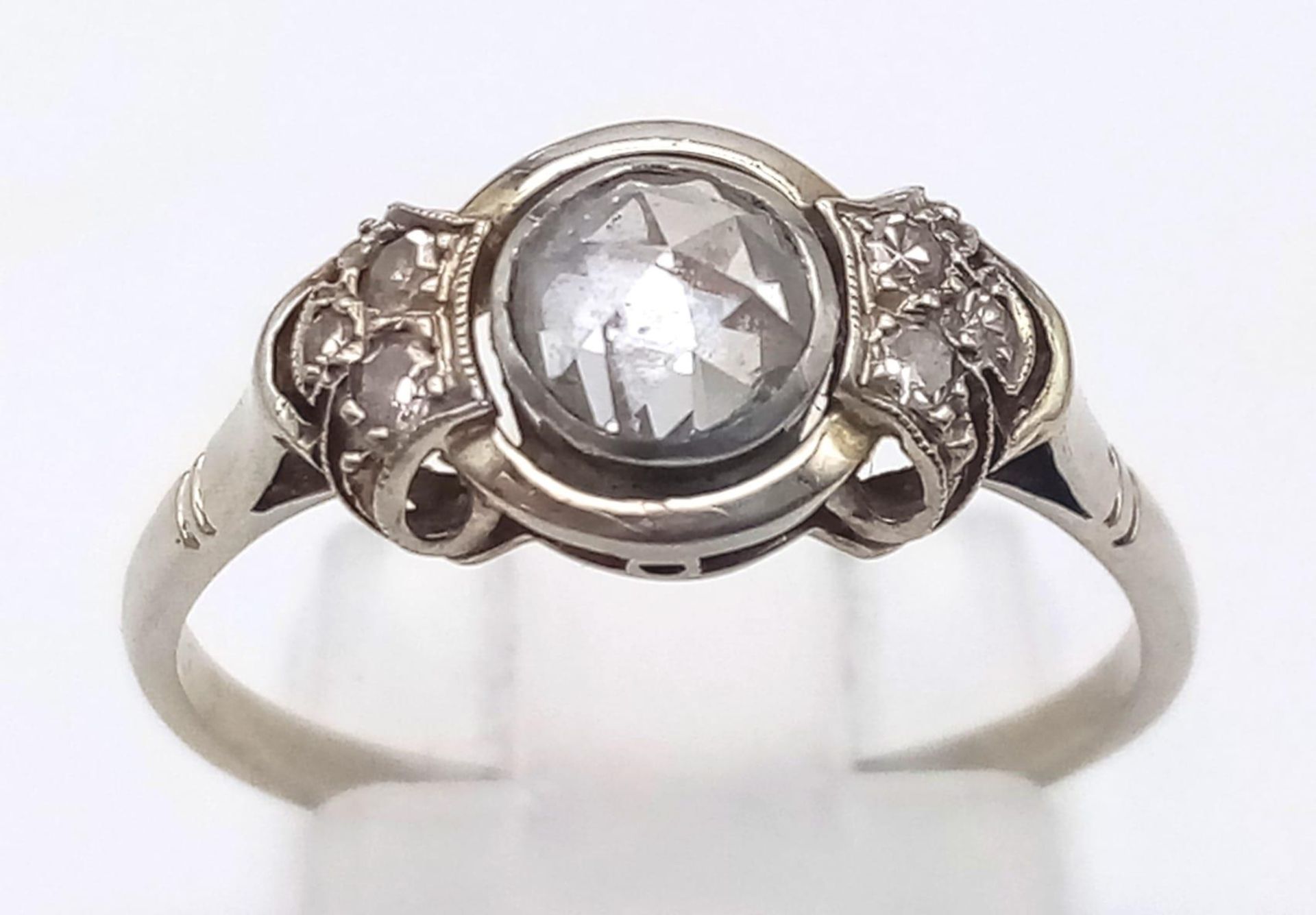 AN ANTIQUE ART DECO 18K WHITE GOLD AND DIAMOND RING . 2.3gms size N