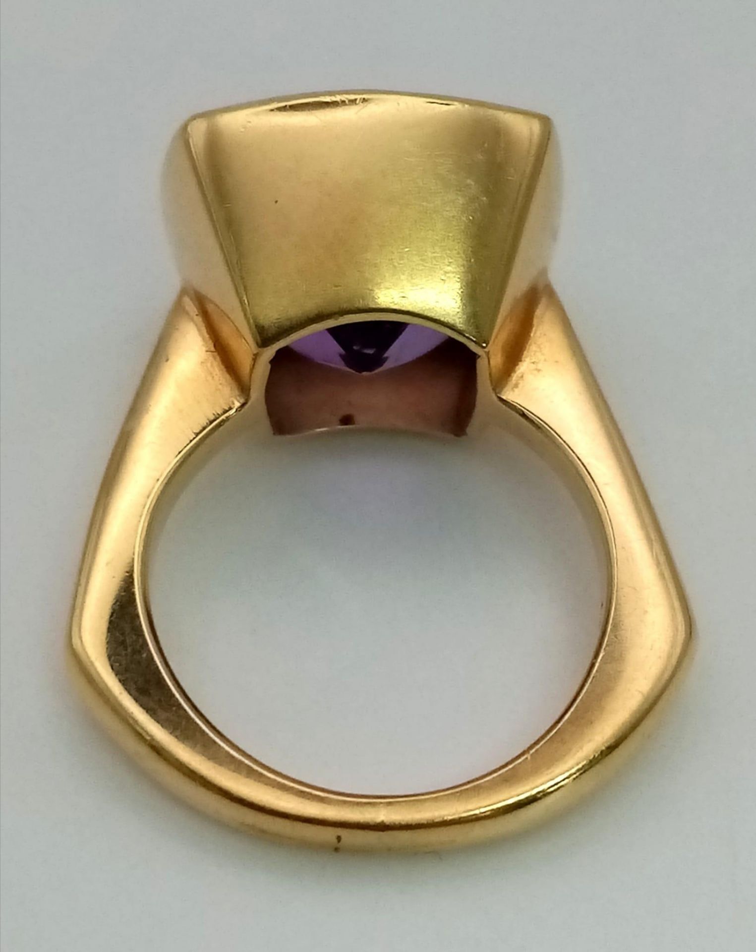 A DESIGNER 18K GOLD RING WITH BEAUTIFULLY FACETED AMETHYST CENTRE STONE. 9.7gms size I/J - Bild 3 aus 4