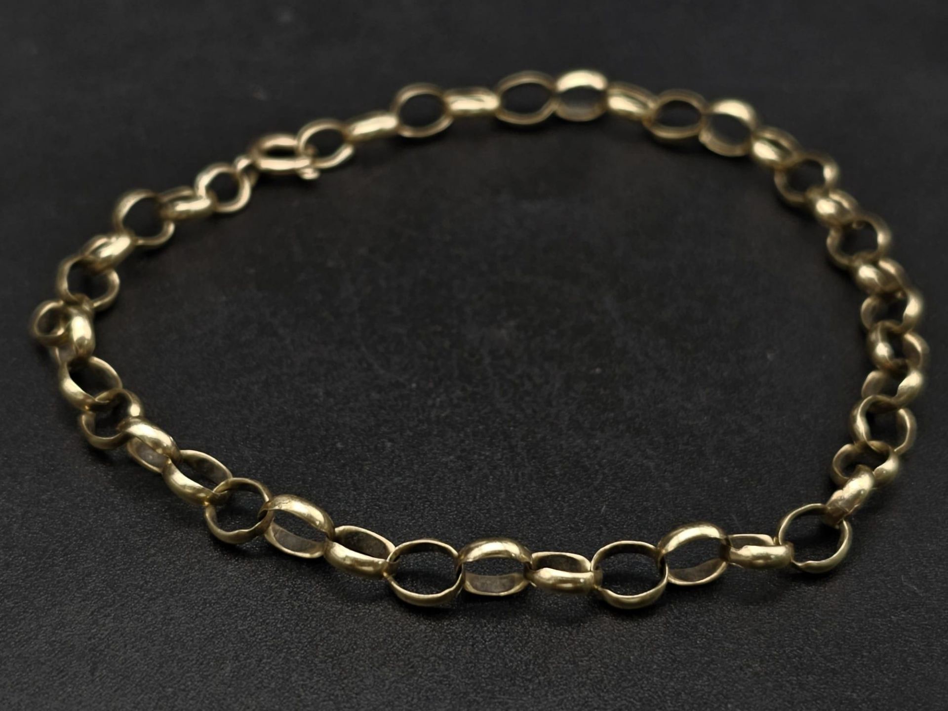 A Vintage 9K Yellow Gold Oval Link Bracelet. 19cm. 4.1g total weight.