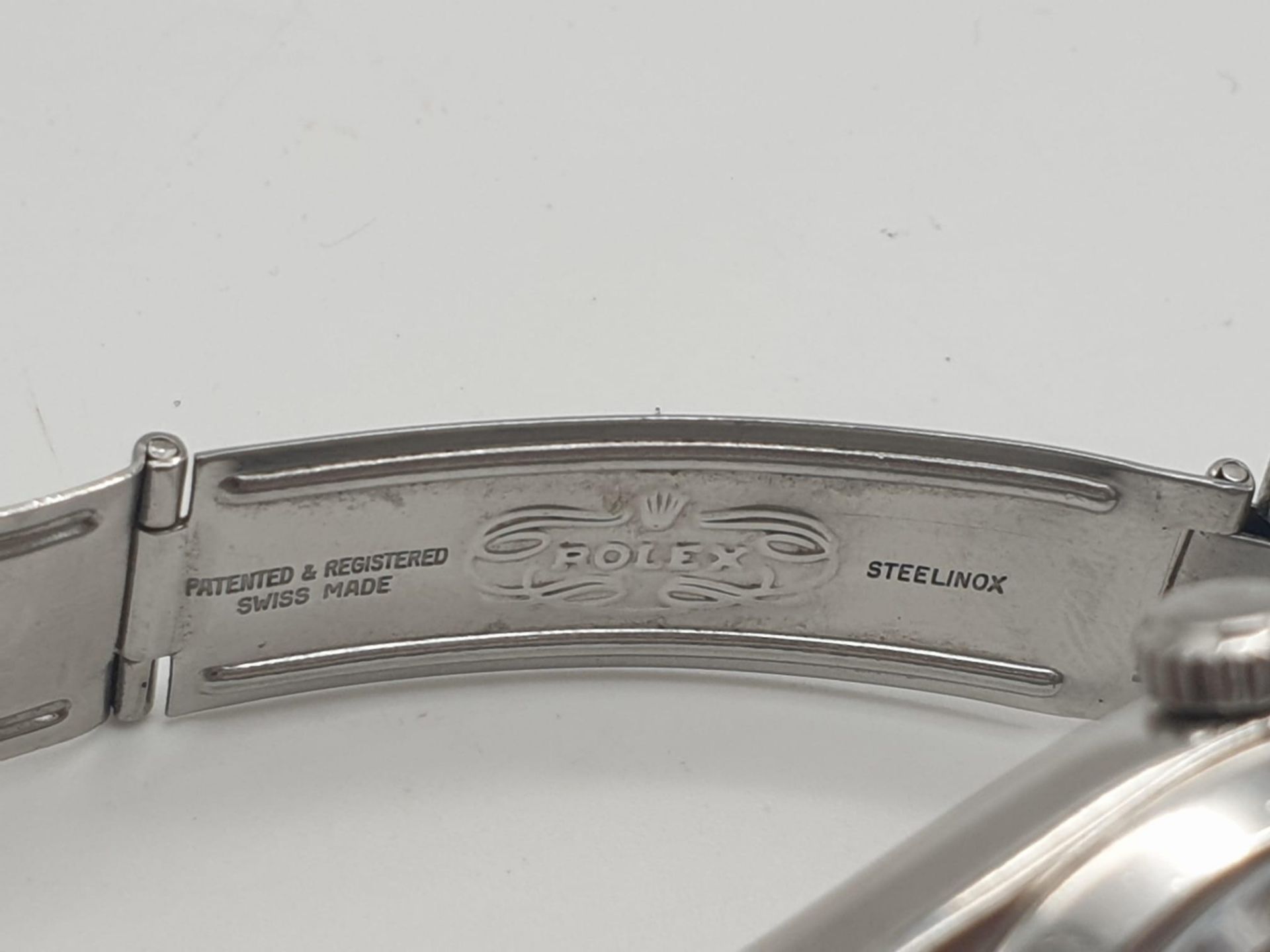 A ROLEX OYSTERDATE "40" MIDSIZE UNISEX WATCH IN STAINLESS STEEL WITH UNUSUAL GREY DIAL. 34mm - Image 8 of 8