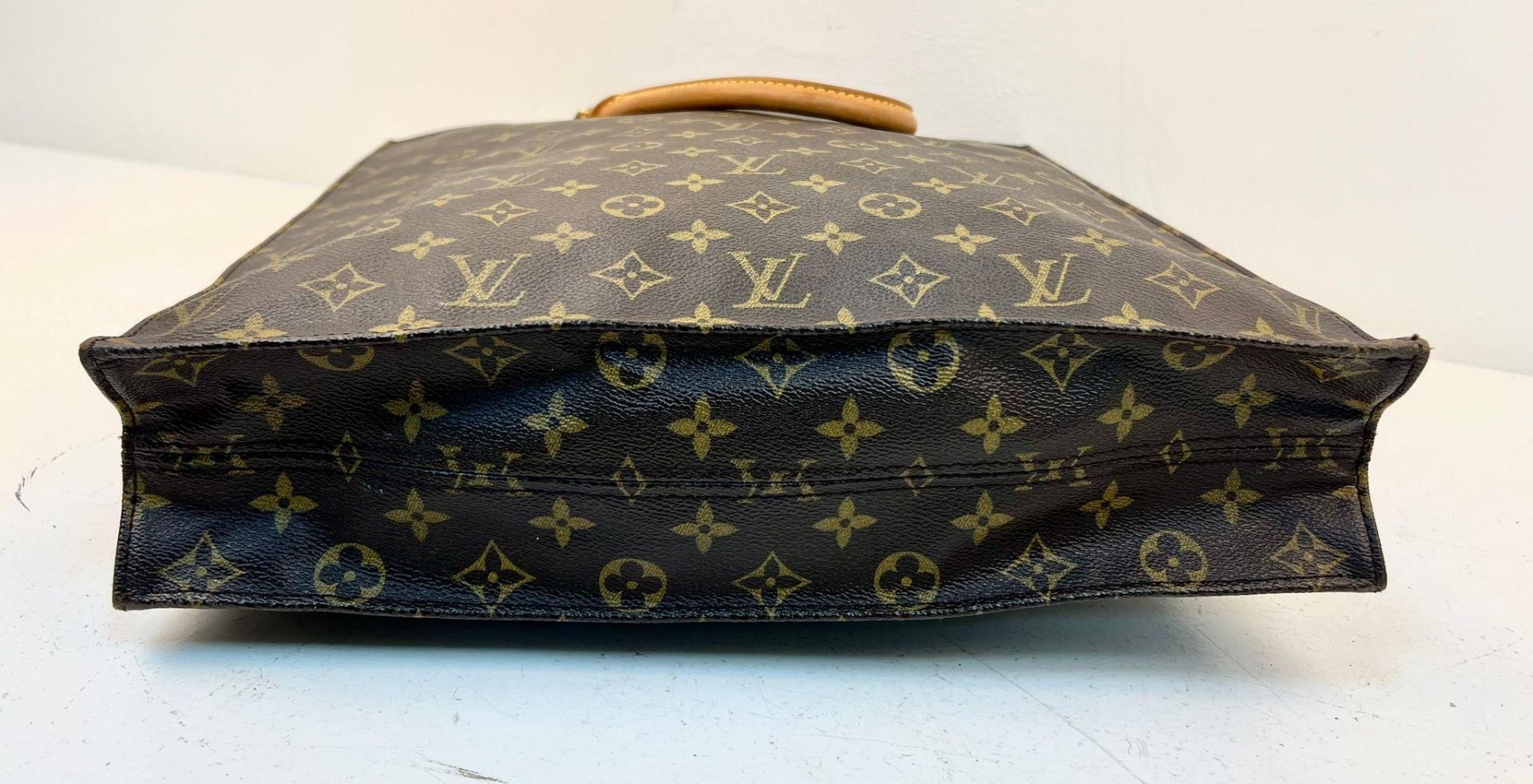 A Louis Vuitton Monogram Canvas Tote Bag. Brown leather handles. Spacious interior with two open - Bild 4 aus 6