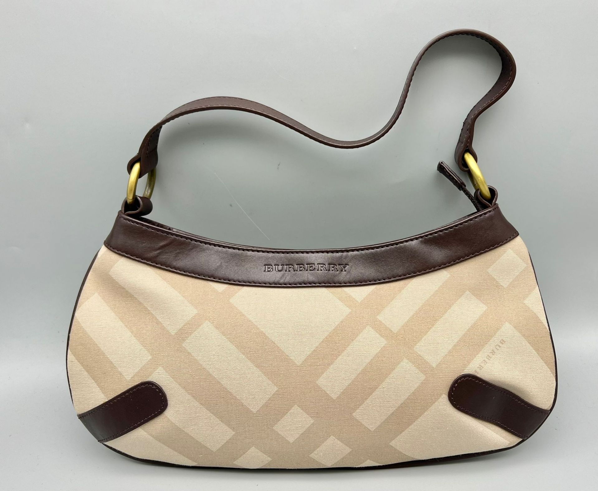 A Burberry Baguette Pouch Bag. Exterior beige canvas with leather handle and trim. Textile - Bild 3 aus 6