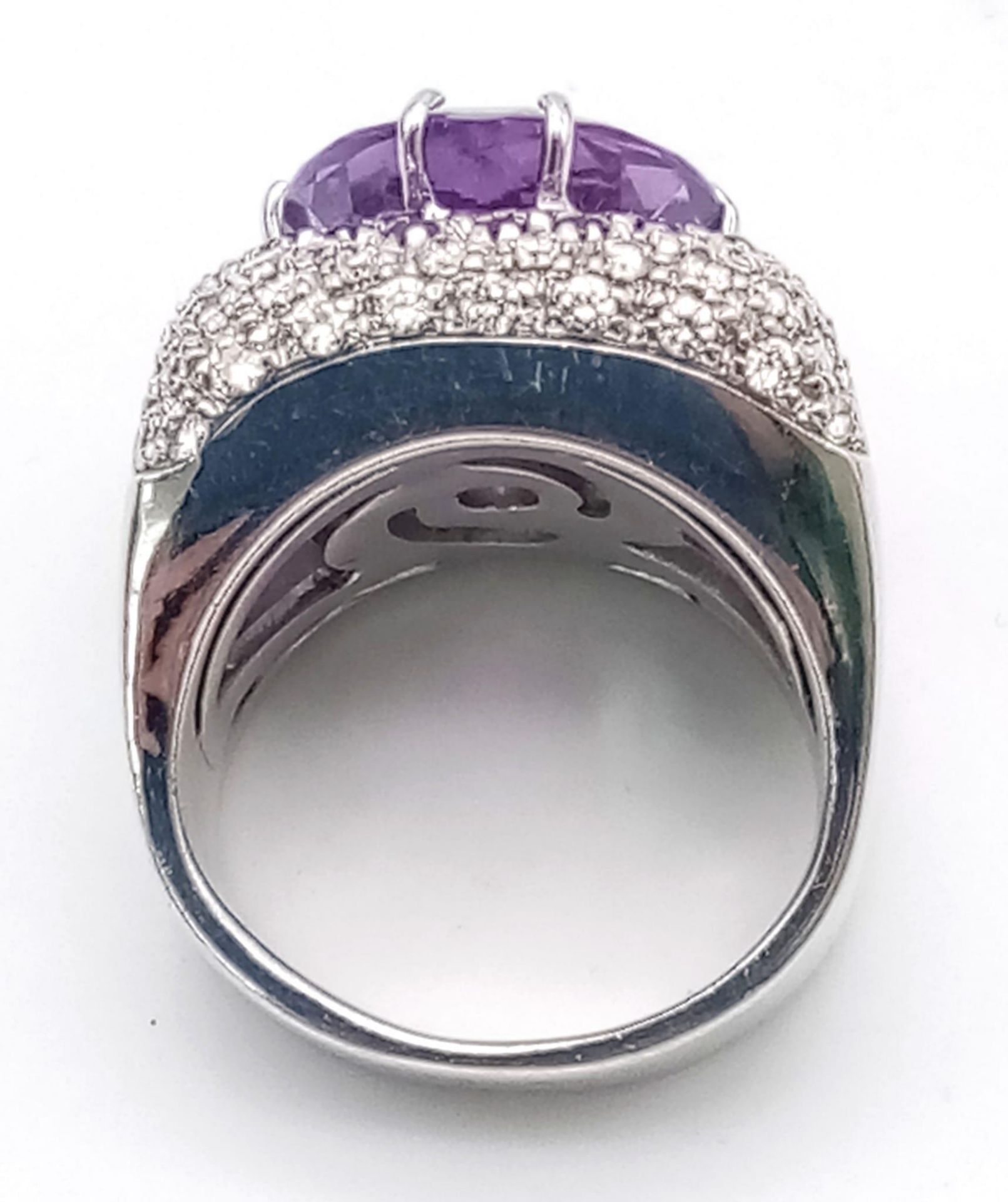 A FABULOUS 18K WHITE GOLD DIAMOND AND AMETHYST RING WITH MATCHING EARRINGS . 35.5gms - Bild 6 aus 12