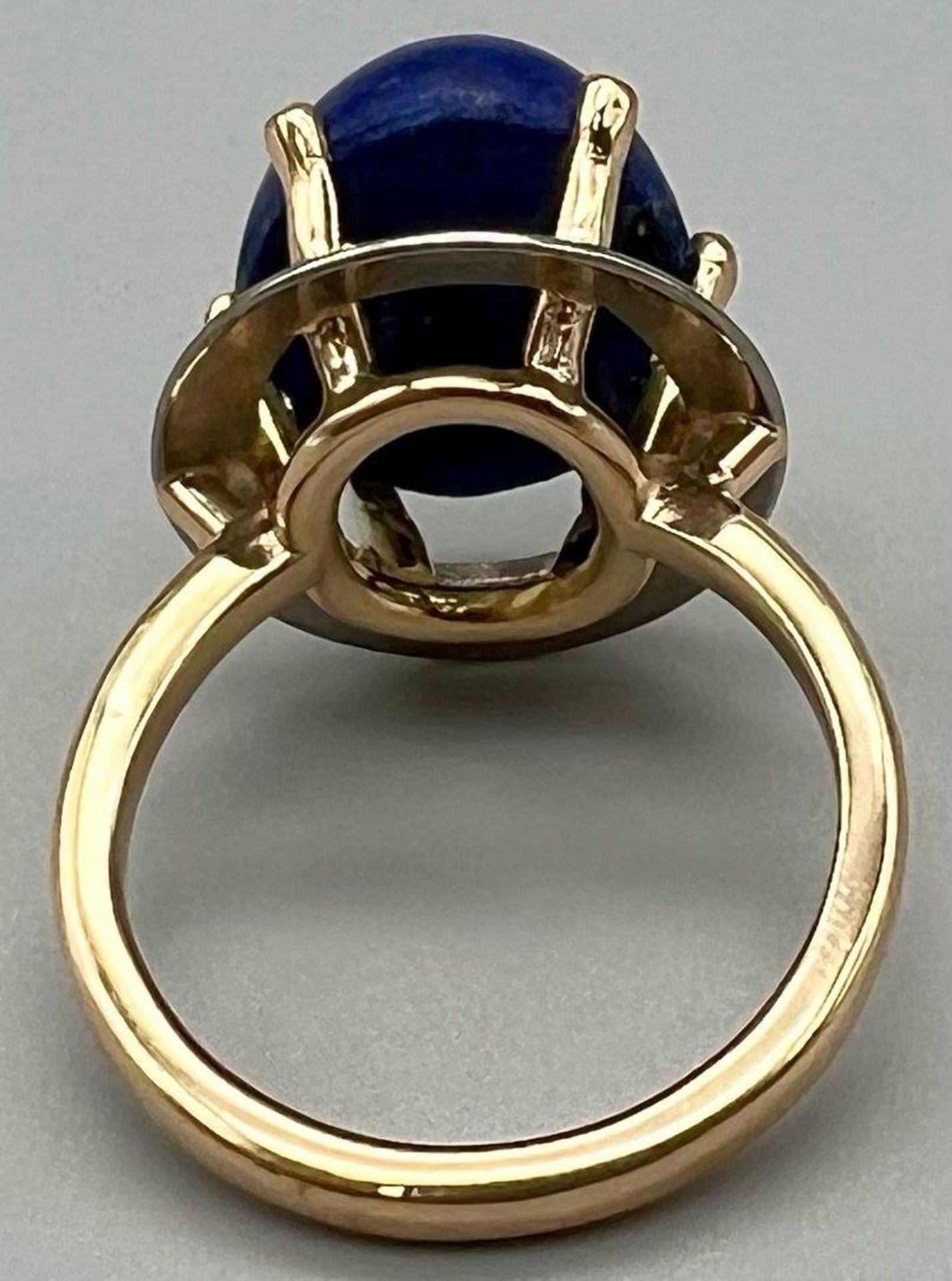 A beautiful 18K yellow and white gold ring with a large lapis lazuli cabochon. Ring size: Q1/2, - Bild 3 aus 4