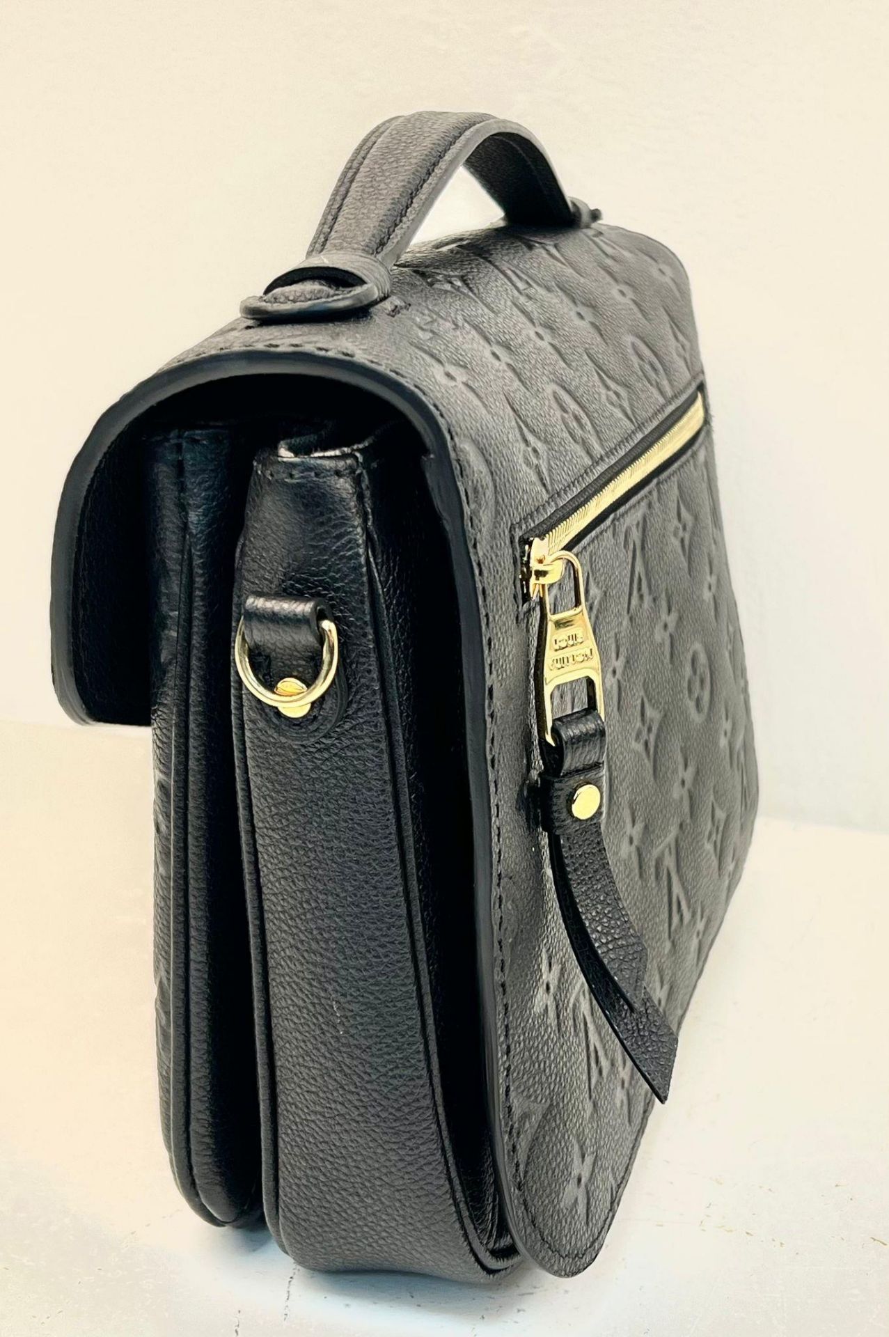 A Louis Vuitton Pochette Metis Leather Bag. Black monogram empreinte leather. Zipped exterior - Bild 3 aus 8