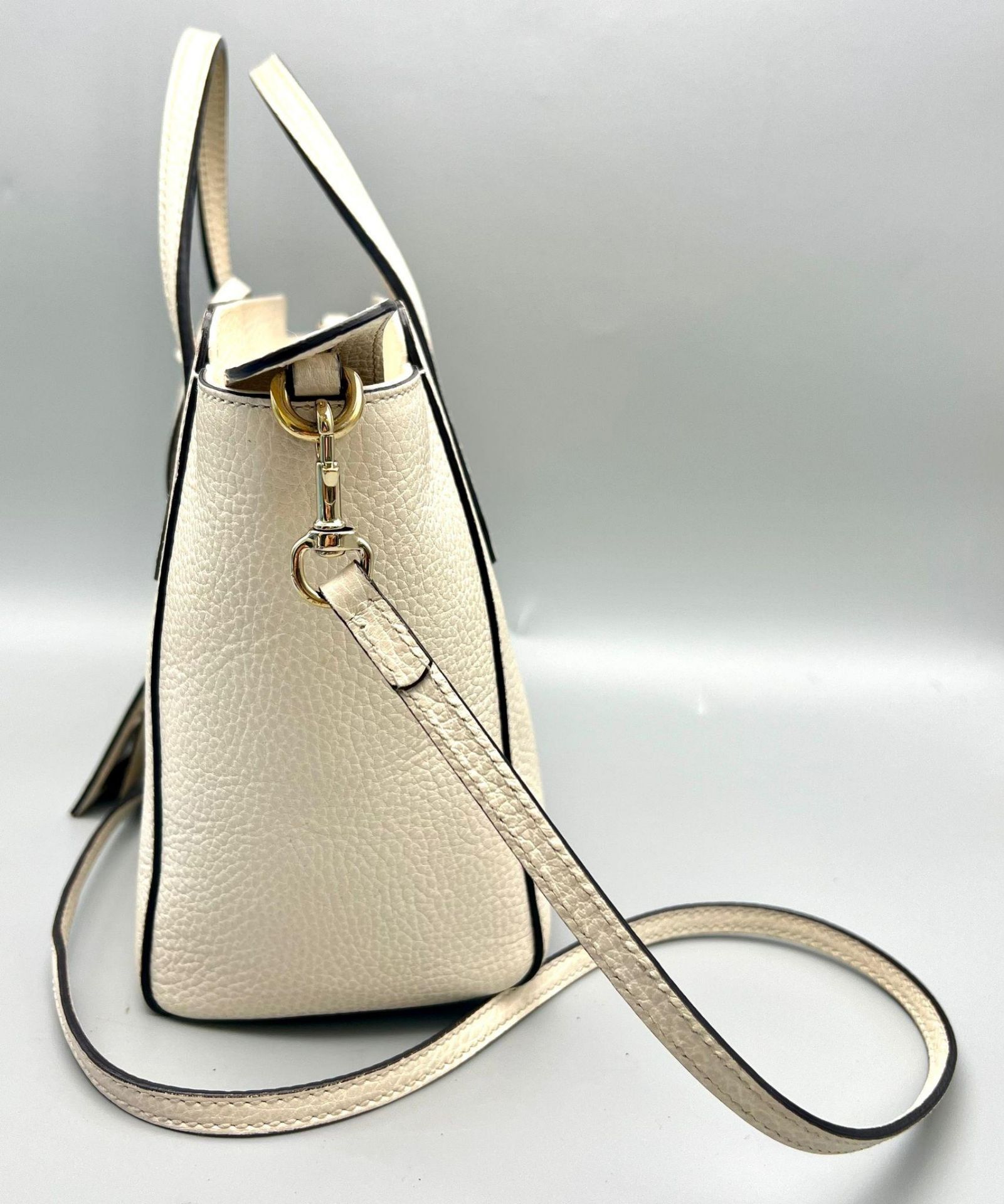 A Gucci Two-Way Ivory Leather Handbag. Handles and shoulder strap. Gilded hardware plus Gucci logo - Bild 2 aus 7
