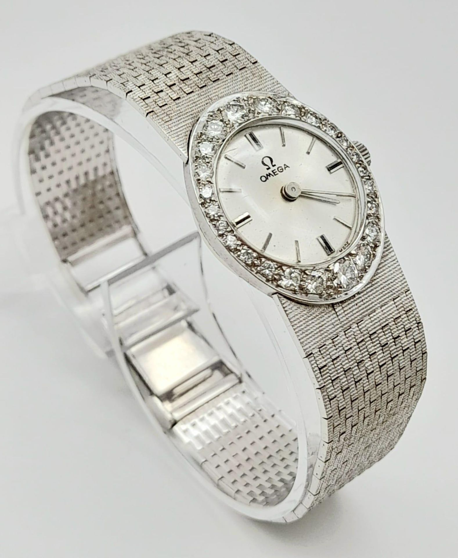 A Vintage 18K White Gold and Diamond Omega Ladies Watch. 18k gold bracelet and oval case - 21mm. - Bild 3 aus 7