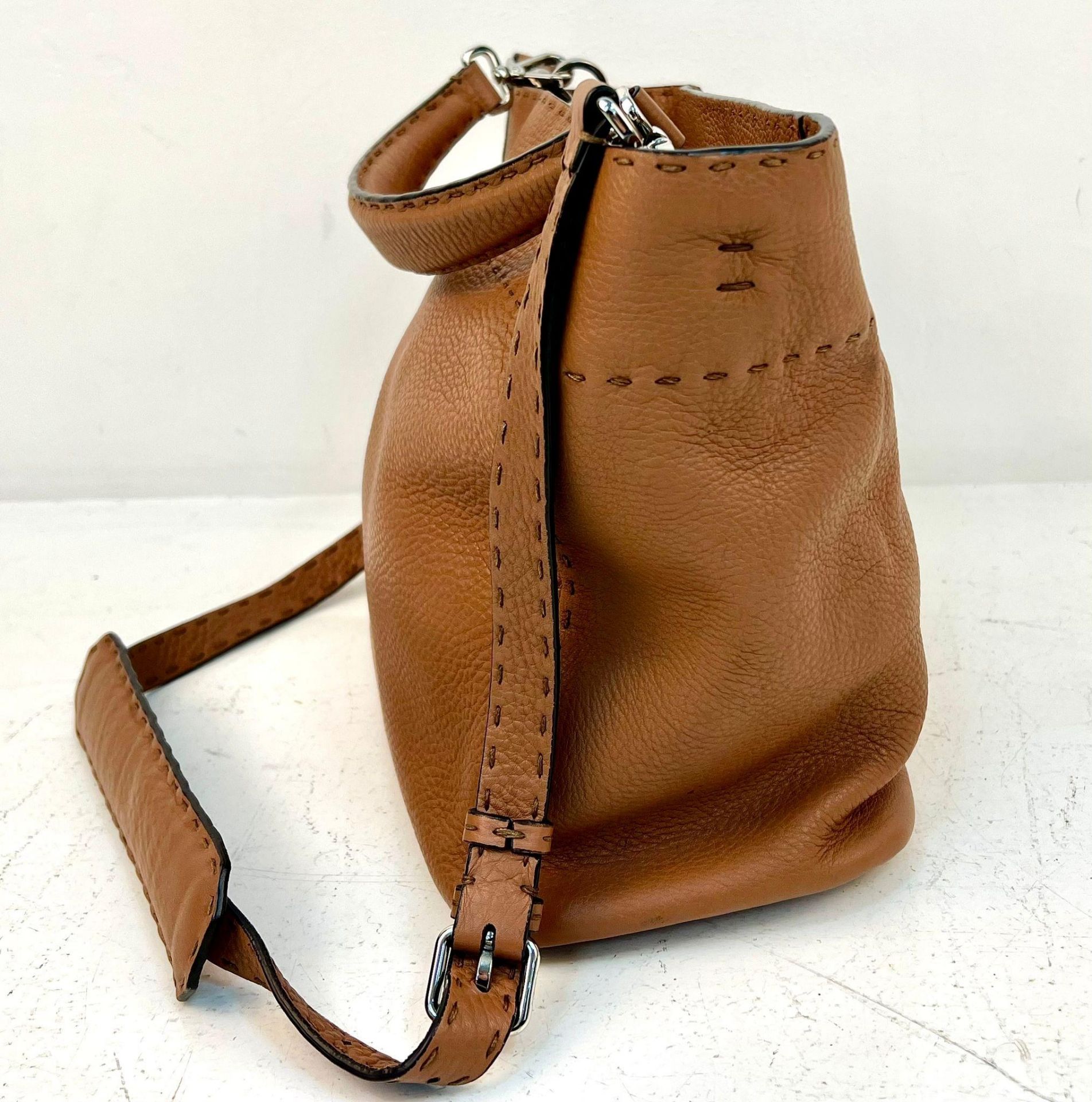 A Fendi Brown Leather Anna Shoulder Bag. Choice of central handle or shoulder strap. Soft brown - Bild 3 aus 4