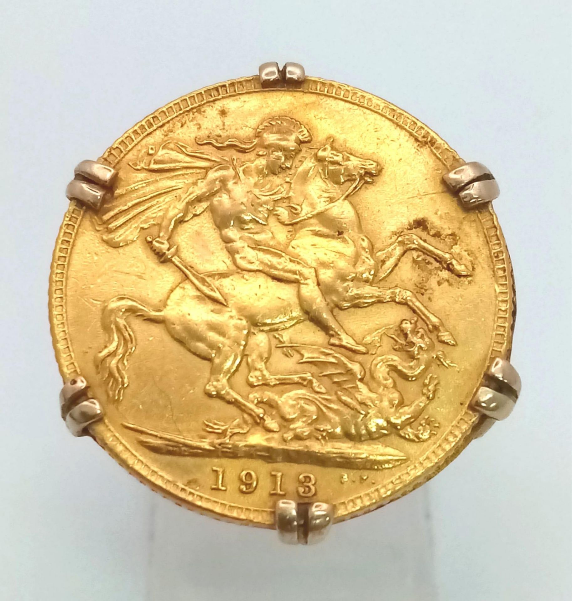 An Antique 1913 22K Gold Full Sovereign Ring set in a 9K Yellow Gold Well-Constructed Antique - Image 2 of 4