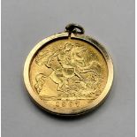 22k yellow gold half Sovereign coin with King Edward dated 1907, set into a 9ct yellow gold