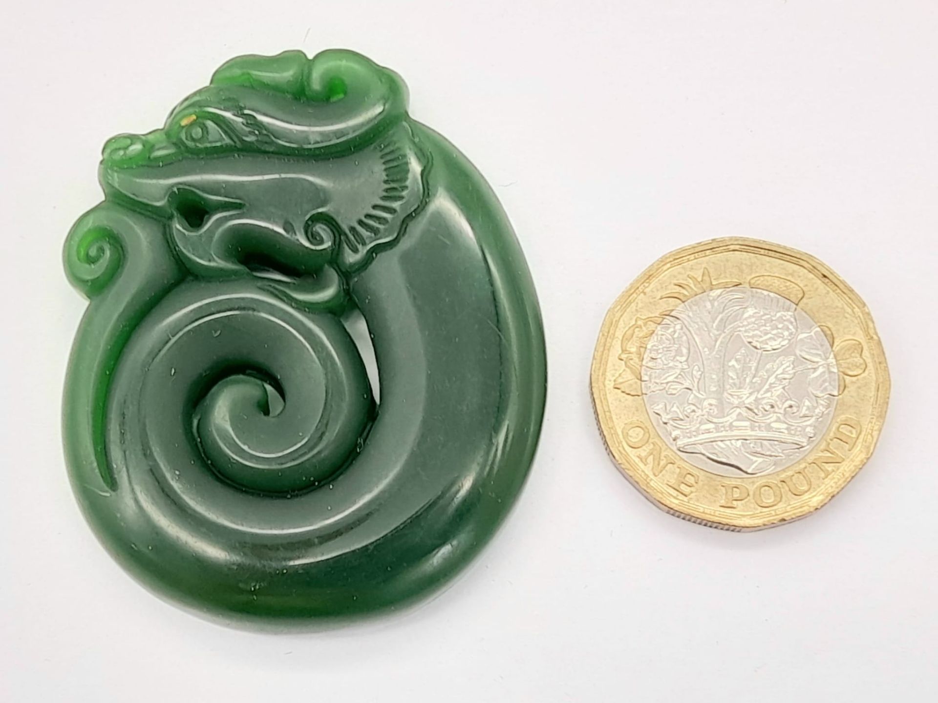 A Chinese Green Jade Dragon Pendant. 4.5cm - Bild 4 aus 4