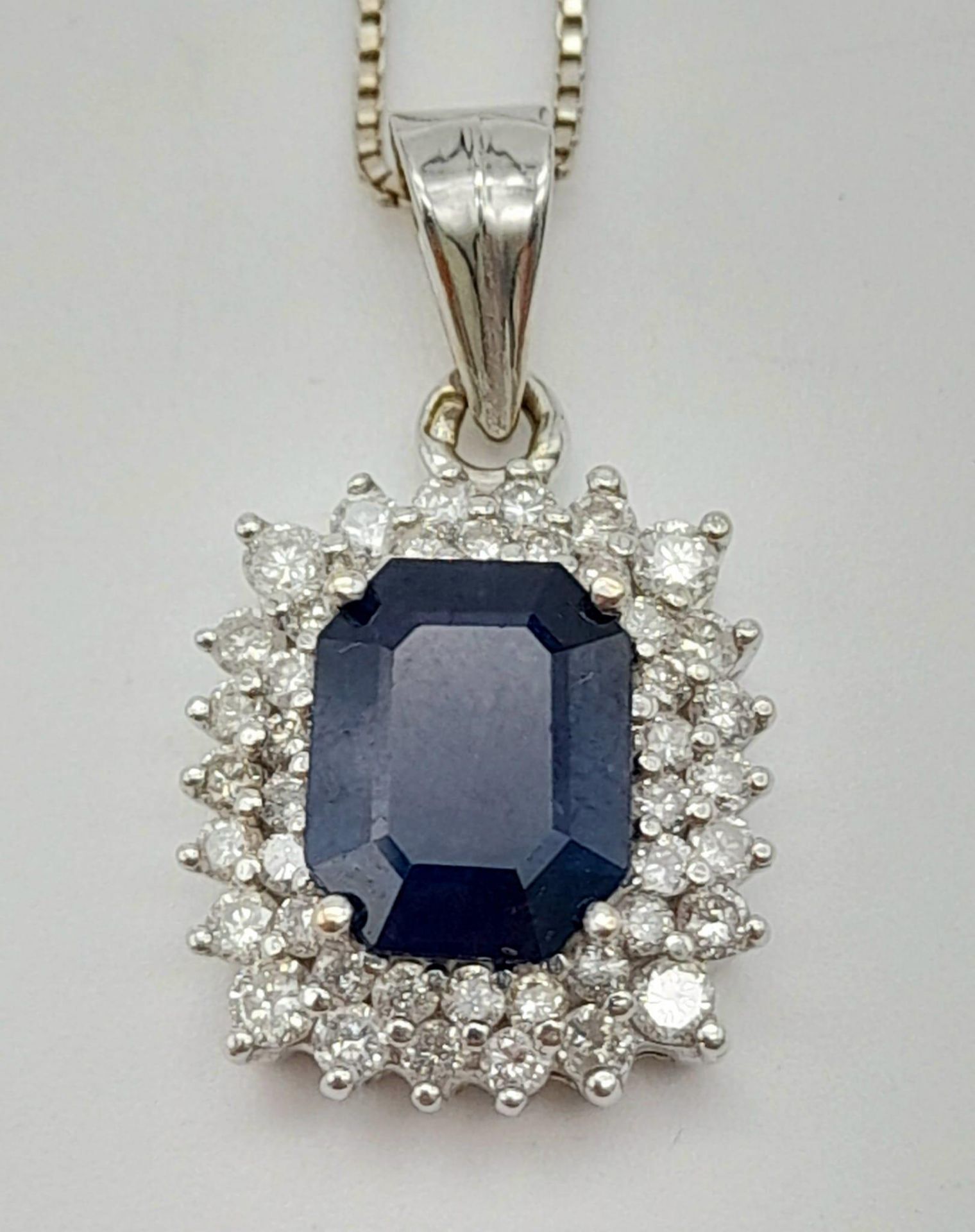 An 18K White Gold, Sapphire and Diamond Pendant on an 18K White Gold Necklace. Rectangular 2ct - Bild 4 aus 8