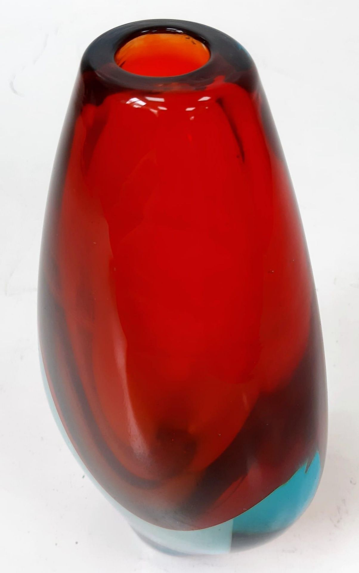 A Murano-Inspired Fire-Red and Sky-Blue Decorative Glass Vase. 24cm tall - Bild 6 aus 6