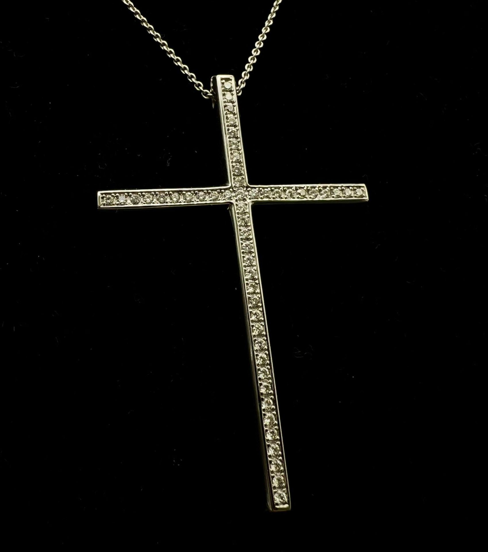 An 18K White Gold Diamond Cross Pendant on an 18K White Gold Necklace. 2ctw diamonds approx. 10. - Bild 2 aus 4