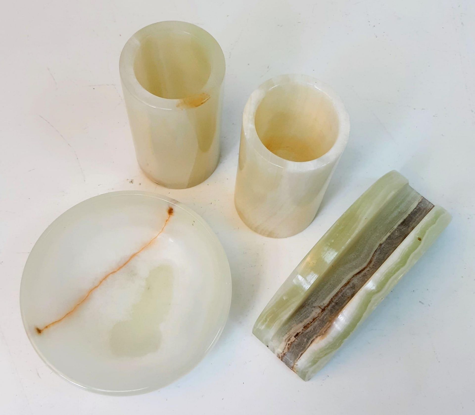 A Selection of Green Onyx Items: Two candle holders -10cm, letter-rack - 12cm and a small bowl - - Bild 3 aus 3