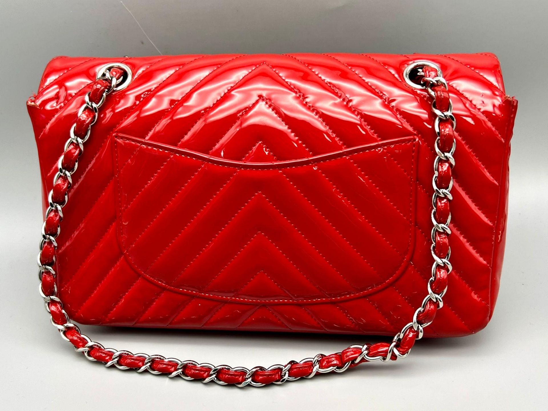 A Chanel Patent Leather Flap Handbag. Bright red patent leather quilted exterior. Classic Chanel - Bild 3 aus 7