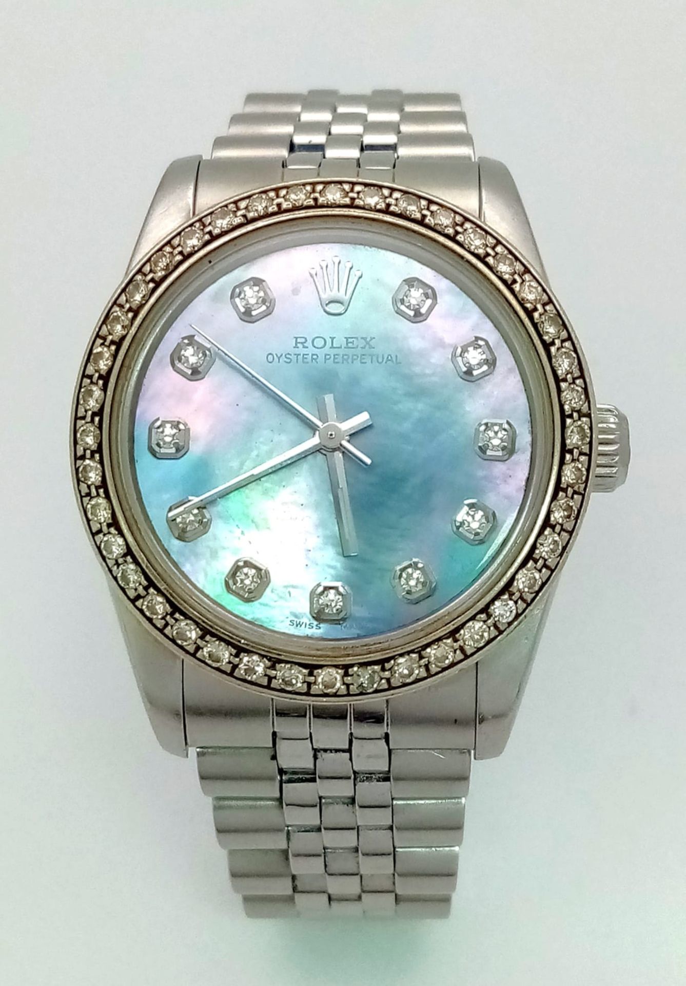 A ROLEX LADIES OYSTER PERPETUAL WRIST WATCH IN STAINLESS STEEL WITH DIAMOND BEZEL AND NUMERALS. - Image 2 of 9