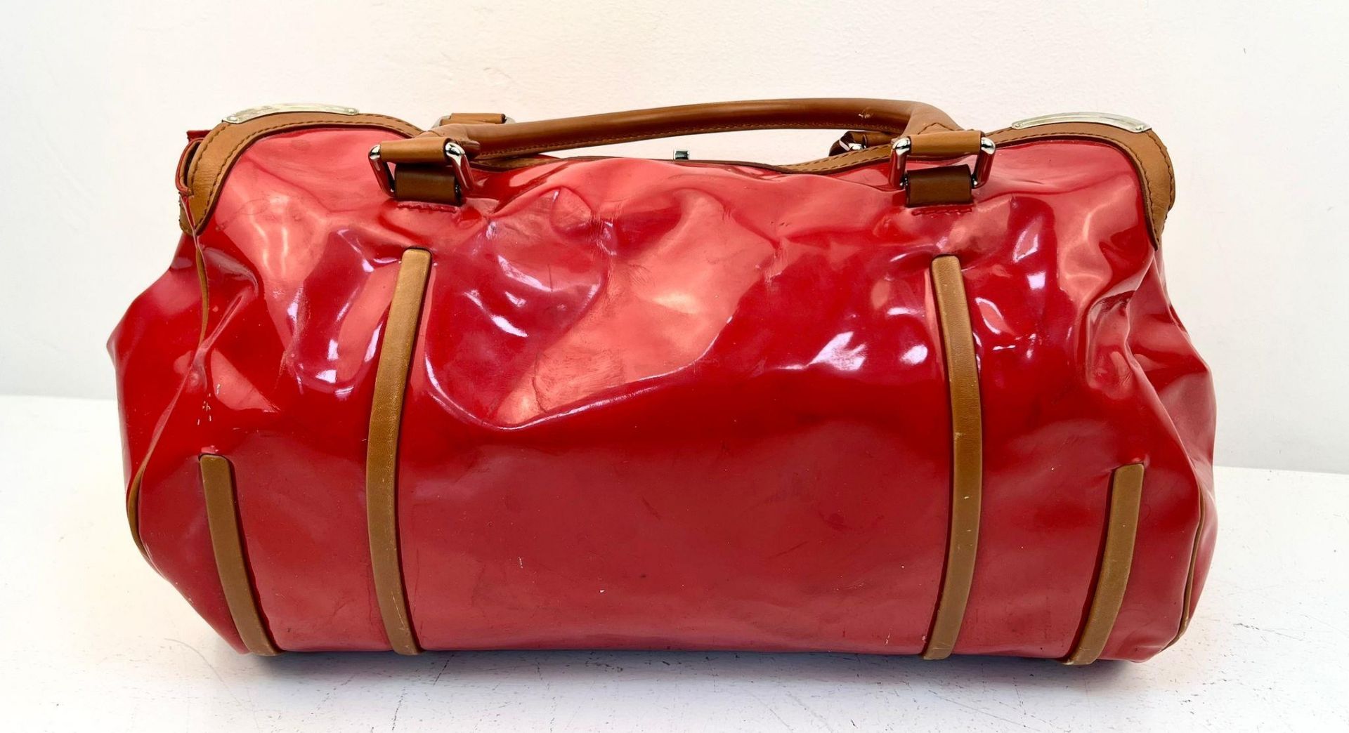 A Celine Red Patent Tote Bag. Brown leather handles and trim. Spacious interior with zipped - Bild 3 aus 6