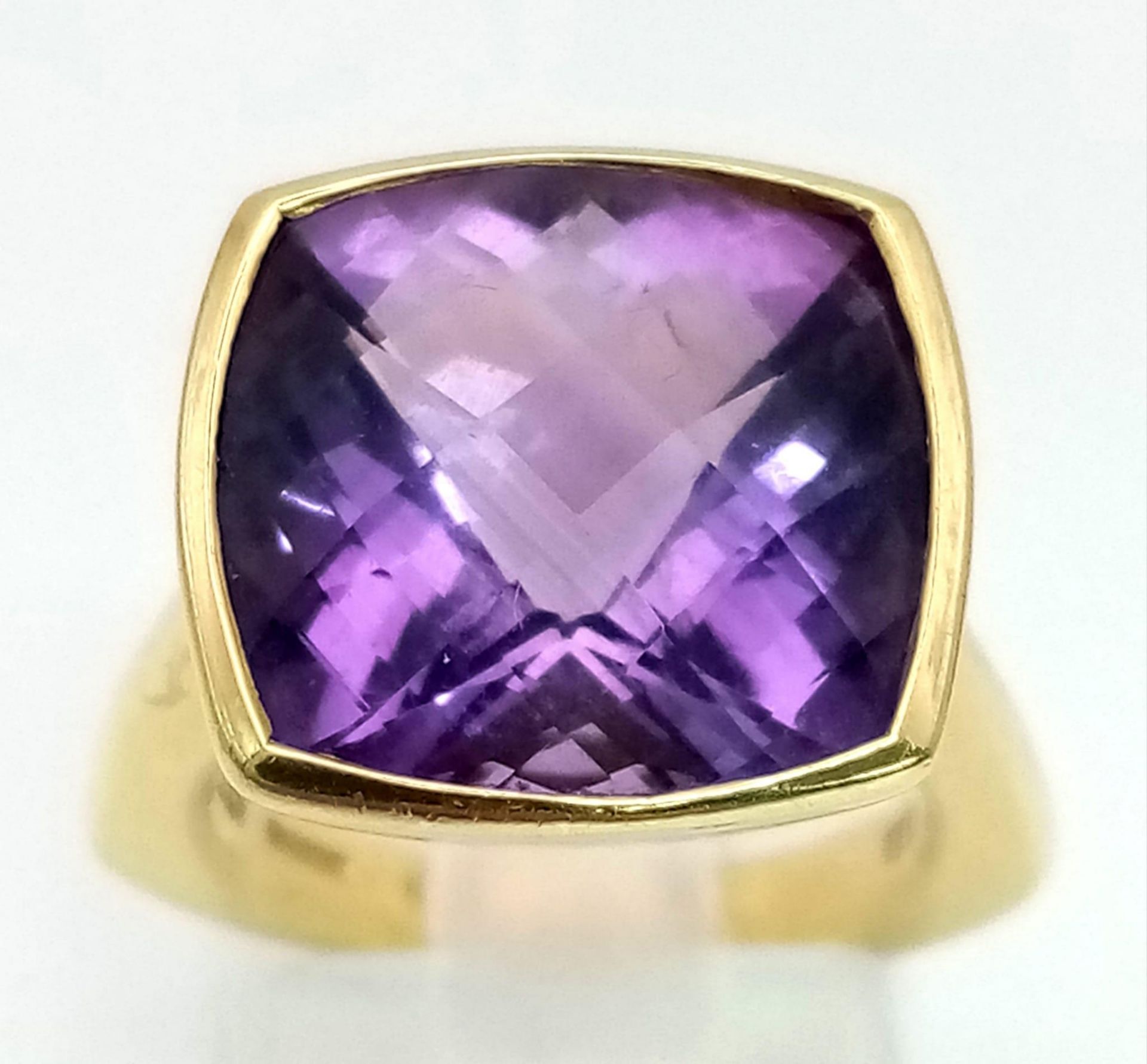 A DESIGNER 18K GOLD RING WITH BEAUTIFULLY FACETED AMETHYST CENTRE STONE. 9.7gms size I/J - Bild 2 aus 4
