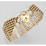 9k yellow gold gate bracelet with heart padlock fastening, 19cm length, 17.1g weight