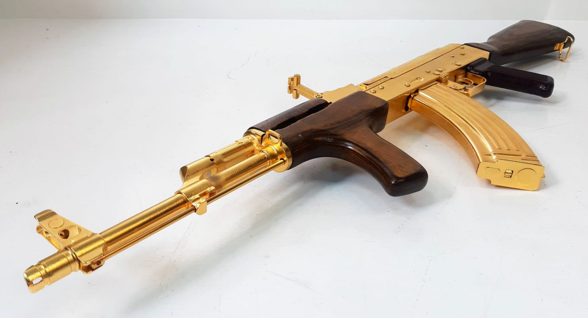 Ultimate Lord of War AK47 Deactivated Gold-Plated Rifle! The weapon that never gives up, finished in - Image 21 of 24