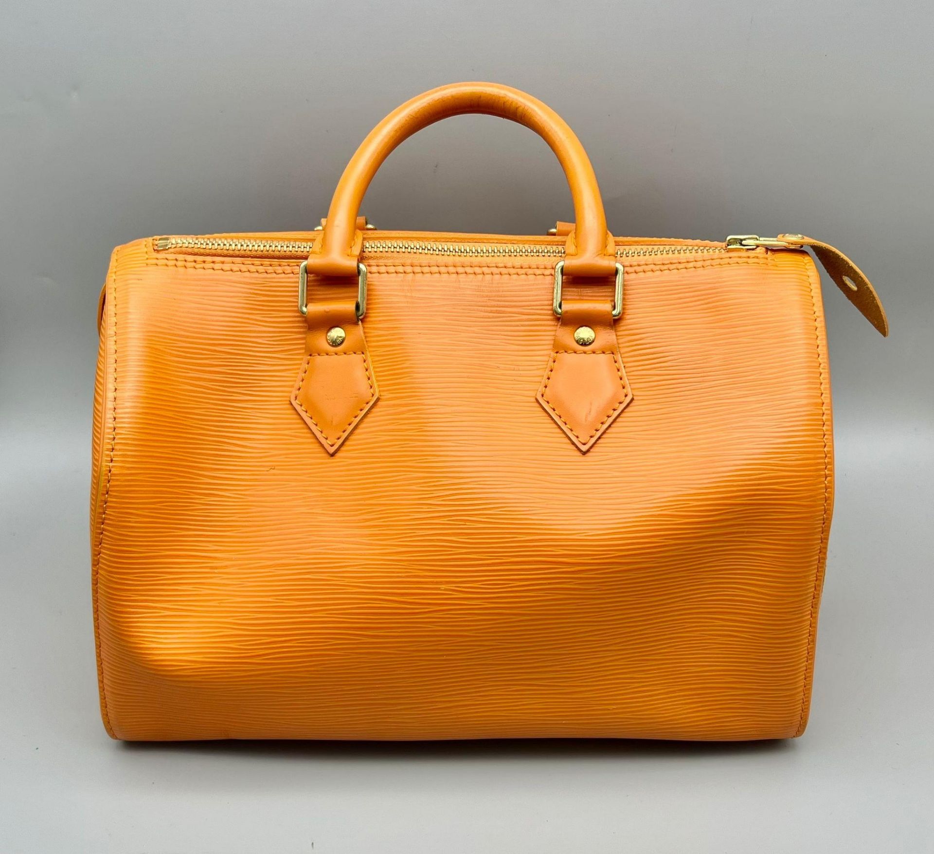 A Louis Vuitton Mandarin Epi Leather Speedy Bag. Twin handles with a zipped top. Orange textile - Bild 3 aus 7