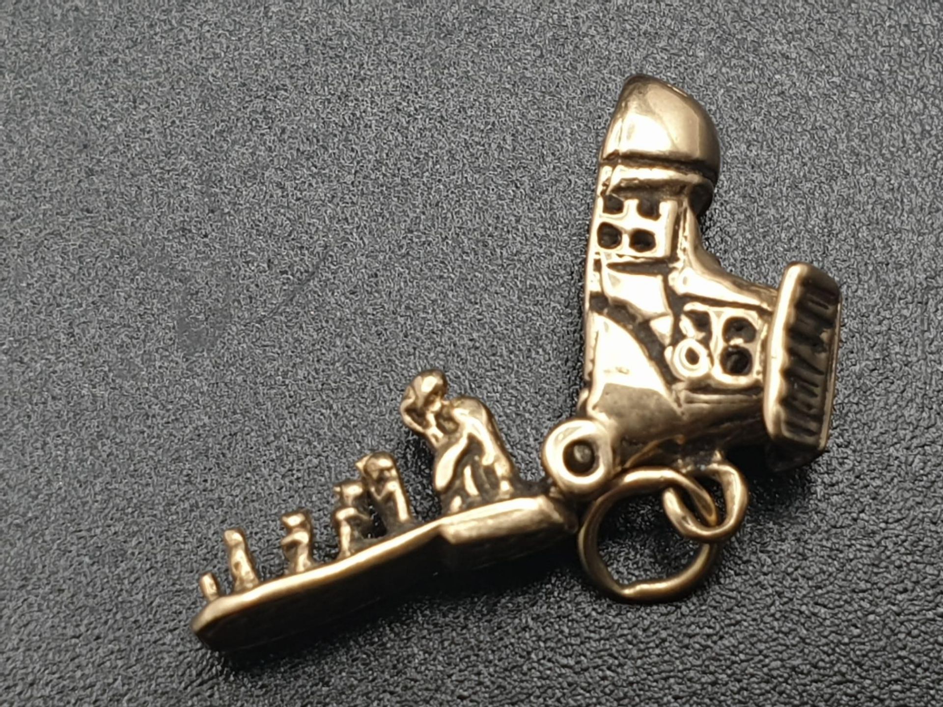 AN INTERESTING 9K YELLOW GOLD VINTAGE BOOT CHARM/PENDANT, WHICH OPENS TO SHOW A FAMILY INSIDE, - Bild 3 aus 4