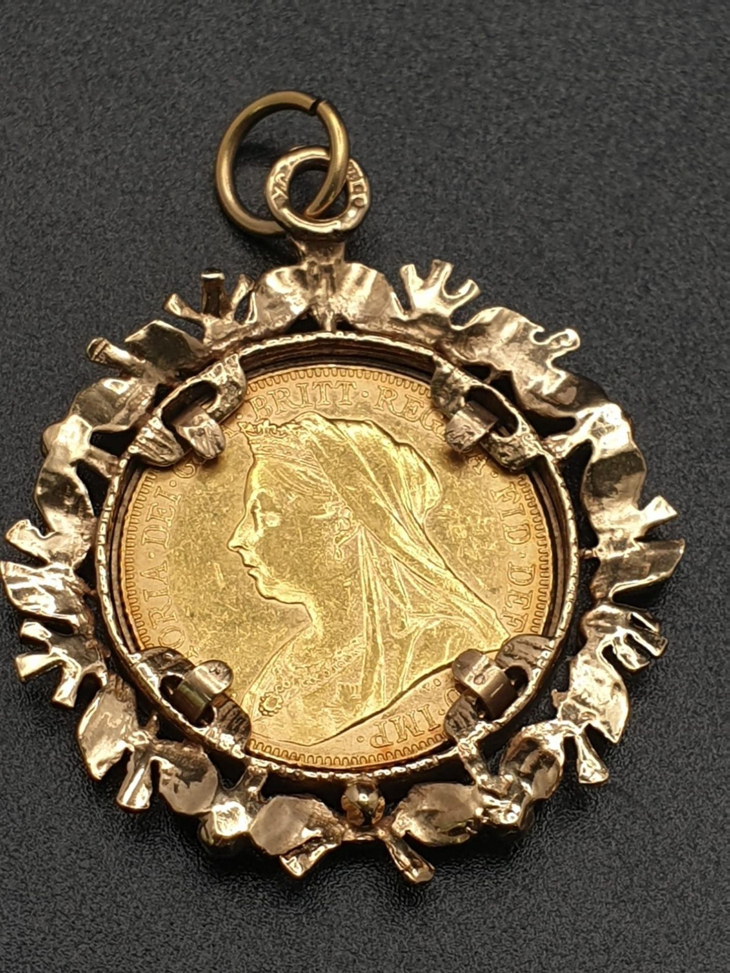 22k yellow gold full Sovereign coin with Queen Victoria dated 1900, set into a 9ct yellow gold - Image 2 of 7