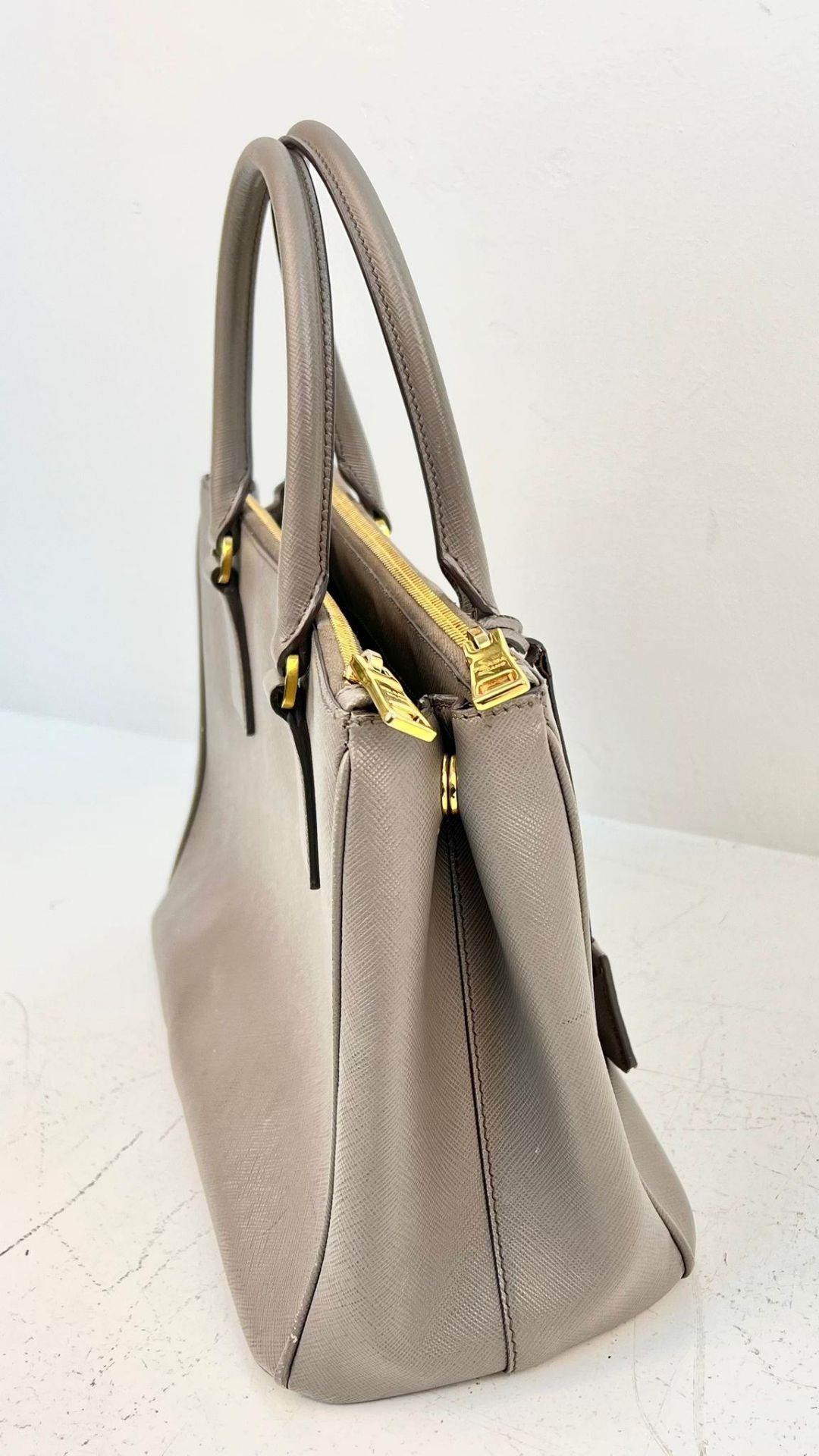 A Prada Saffiano Galleria Handbag with Shoulder Strap. Luxurious grey leather exterior. Three - Bild 4 aus 9