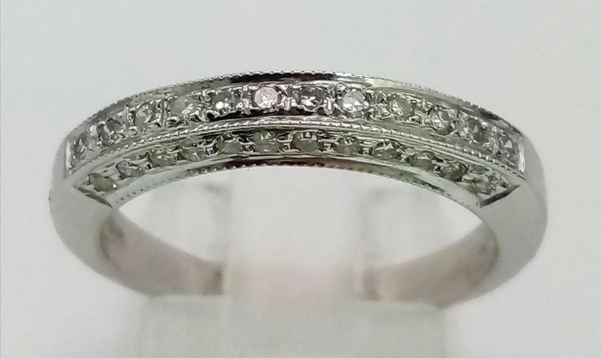 9k white gold diamond set half eternity ring with diamonds also set on sides (dia: 0.18ct), size - Bild 2 aus 3