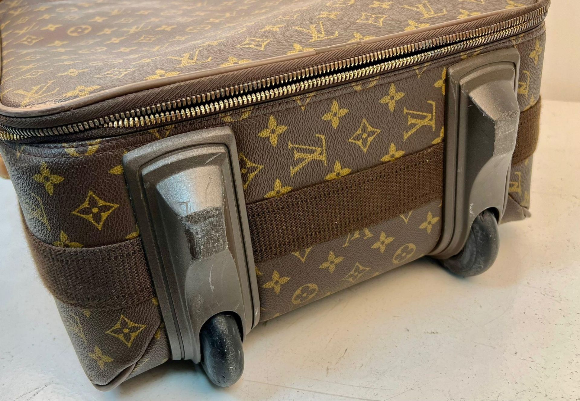 A Louis Vuitton Pegase Trolley Cabin Suitcase. Monogram LV canvas exterior with large open pocket. - Bild 6 aus 9