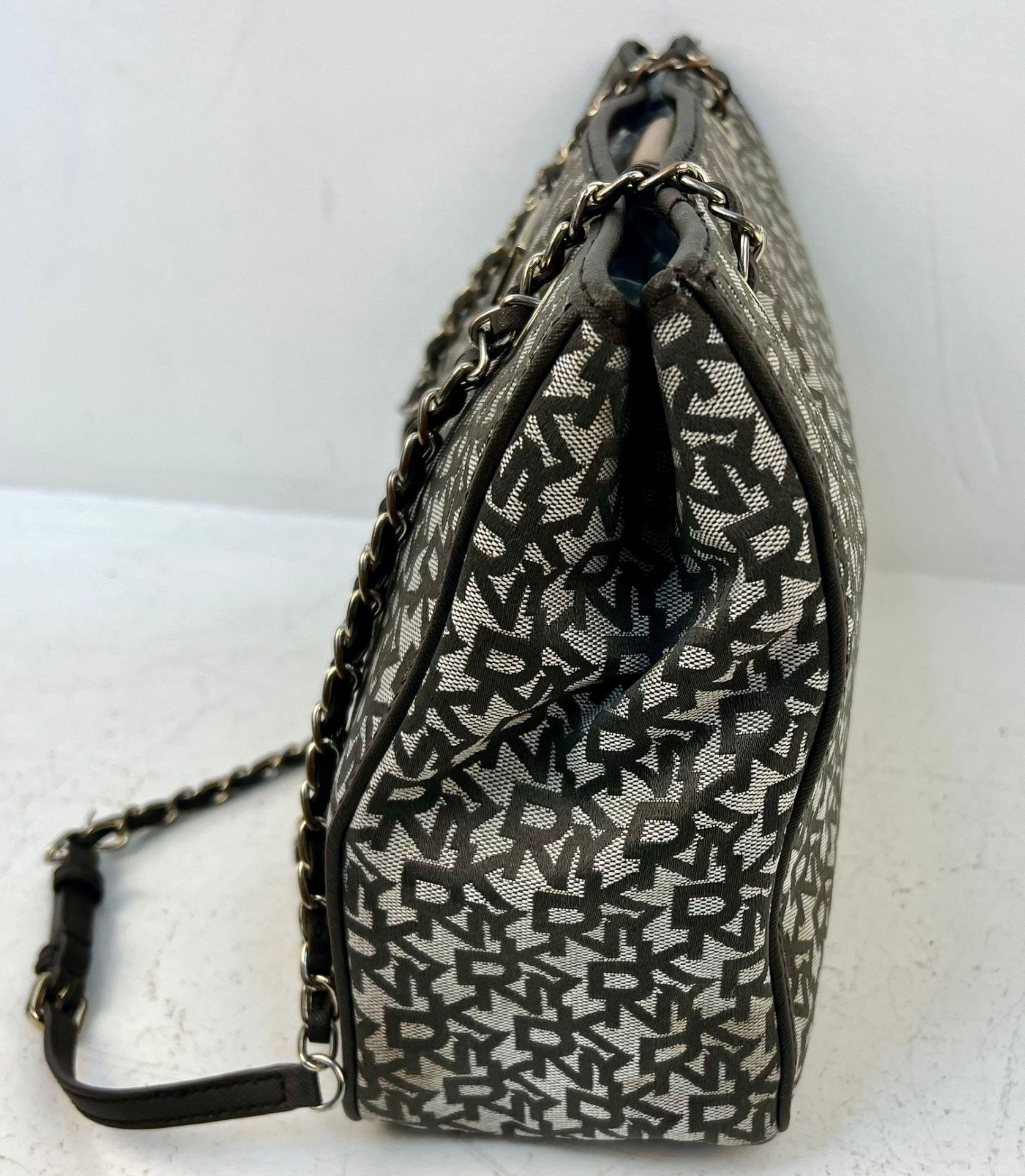 A DKNY Monogram Canvas Shoulder Bag with Dust-Cover. Spacious interior with zipped and open - Bild 3 aus 7