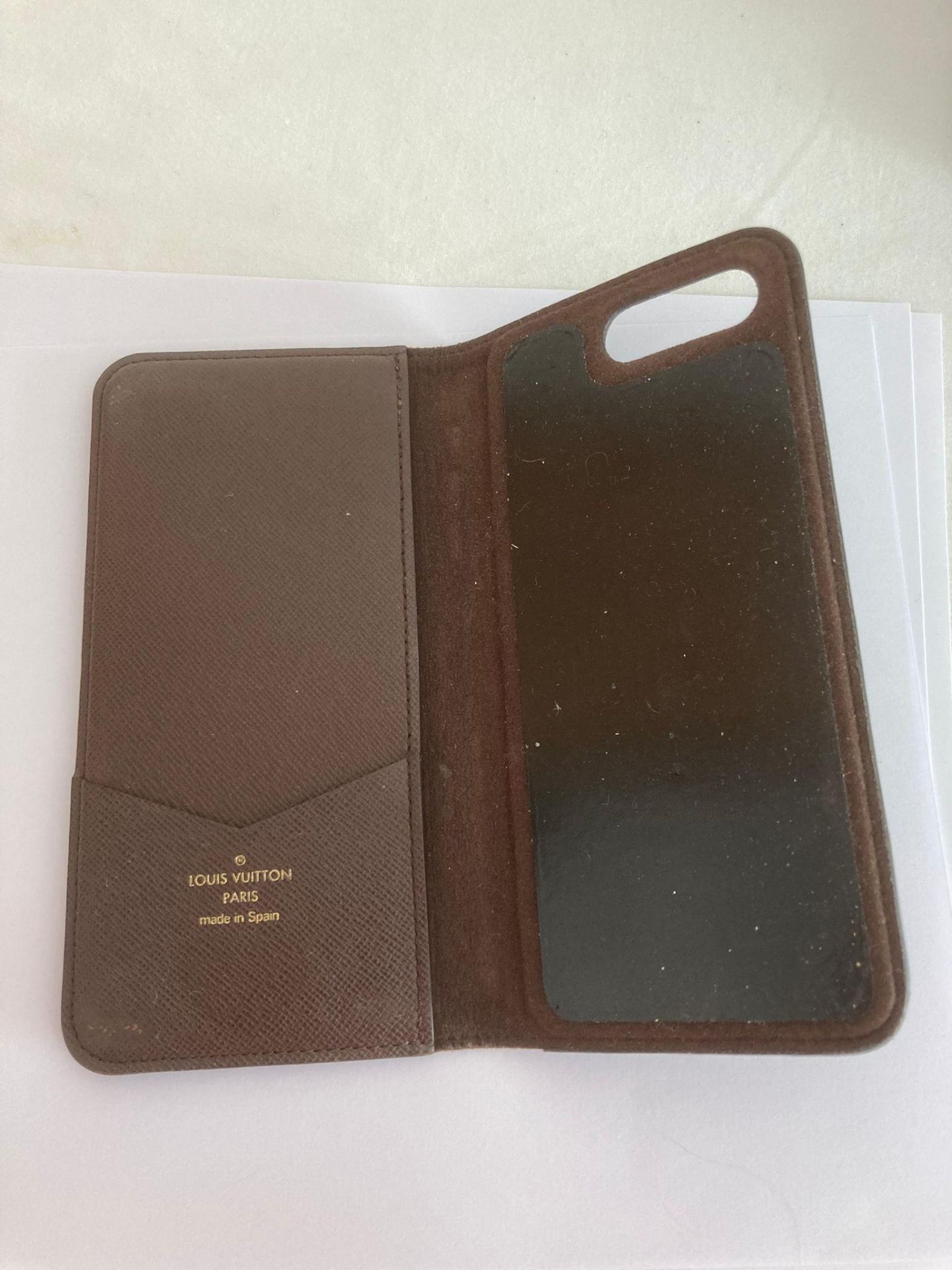 Genuine LOUIS VUITTON folio phone case for iPhone 7 or similar. Finished in brown leather with the - Bild 3 aus 3