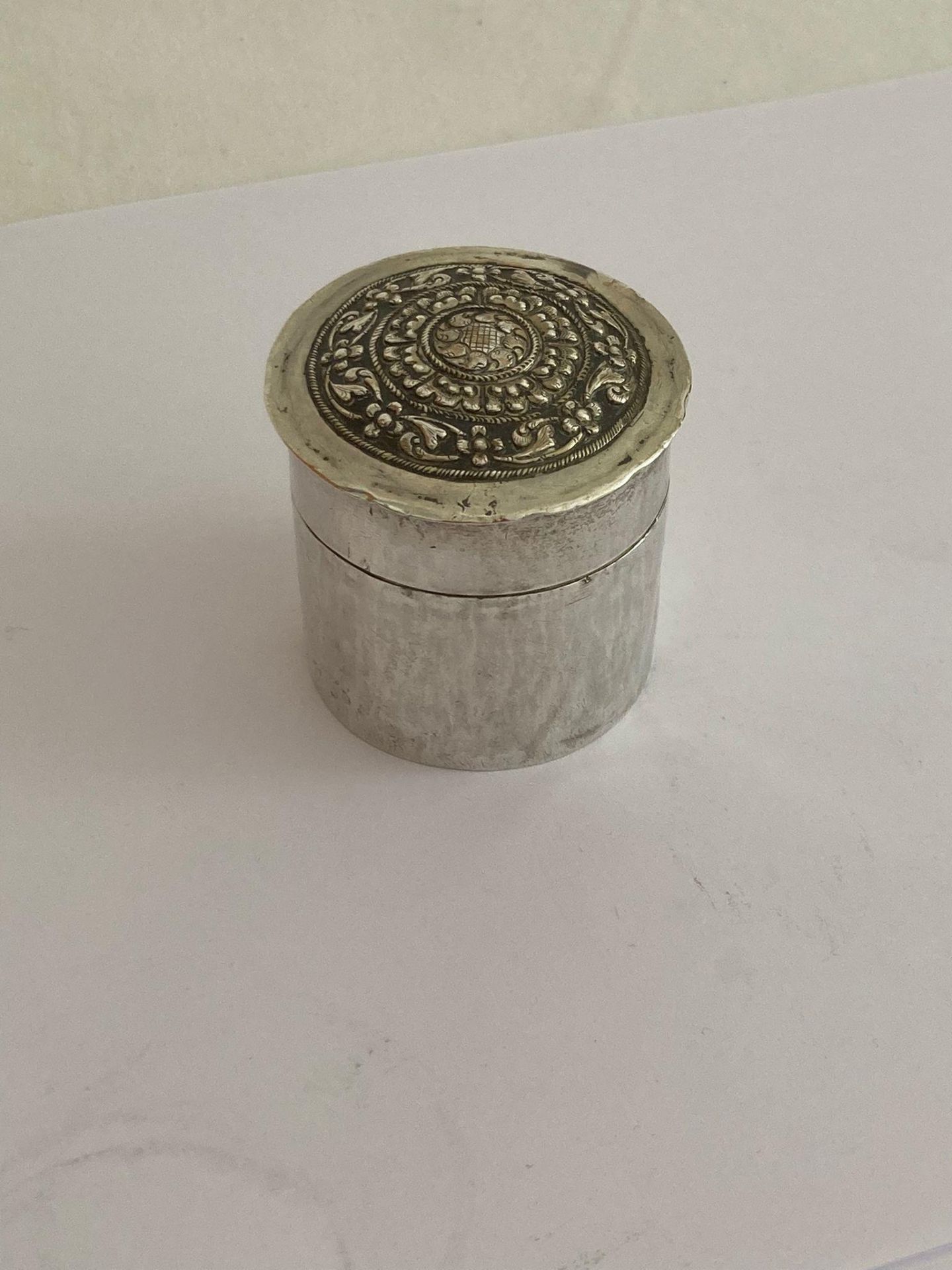 Antique Continental SILVER SNUFF POT. Having beautiful ornate SILVER work to lid. 45 grams. Height