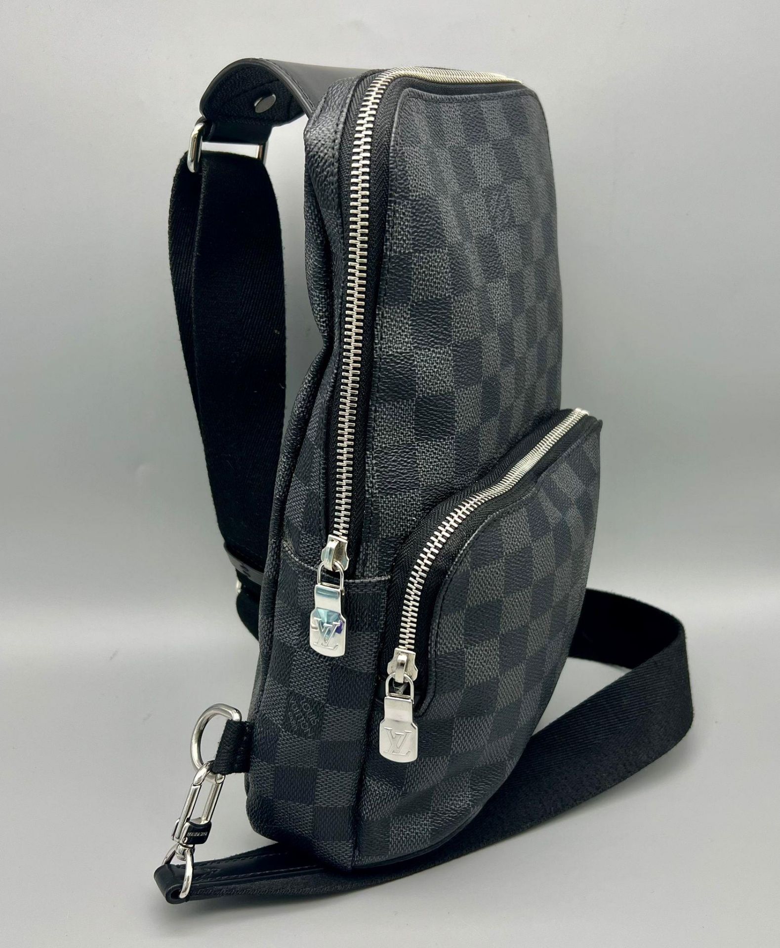 A Louis Vuitton Checked Canvas Messenger Bag. Silver-tone hardware. Zipped outer compartment. - Bild 2 aus 6