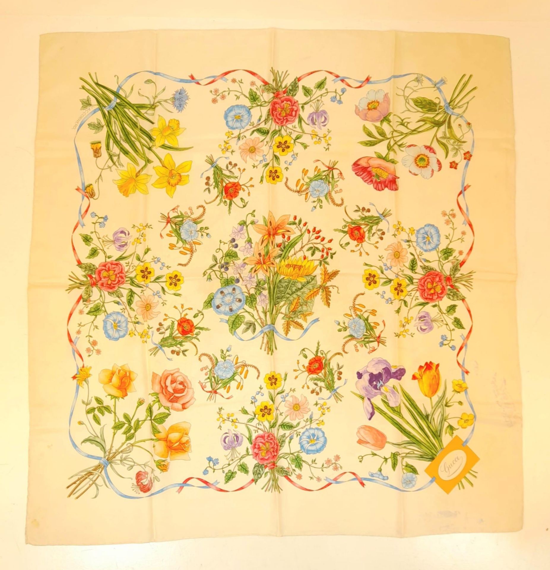 A Gucci Silk Scarf. Floral decoration. Good condition. 85cm x 85cm. Ref: 12736.