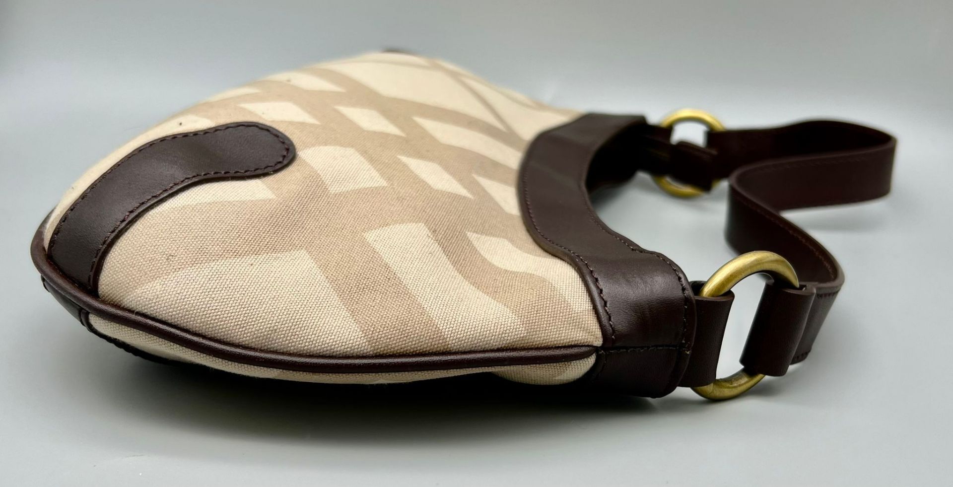 A Burberry Baguette Pouch Bag. Exterior beige canvas with leather handle and trim. Textile - Bild 2 aus 6