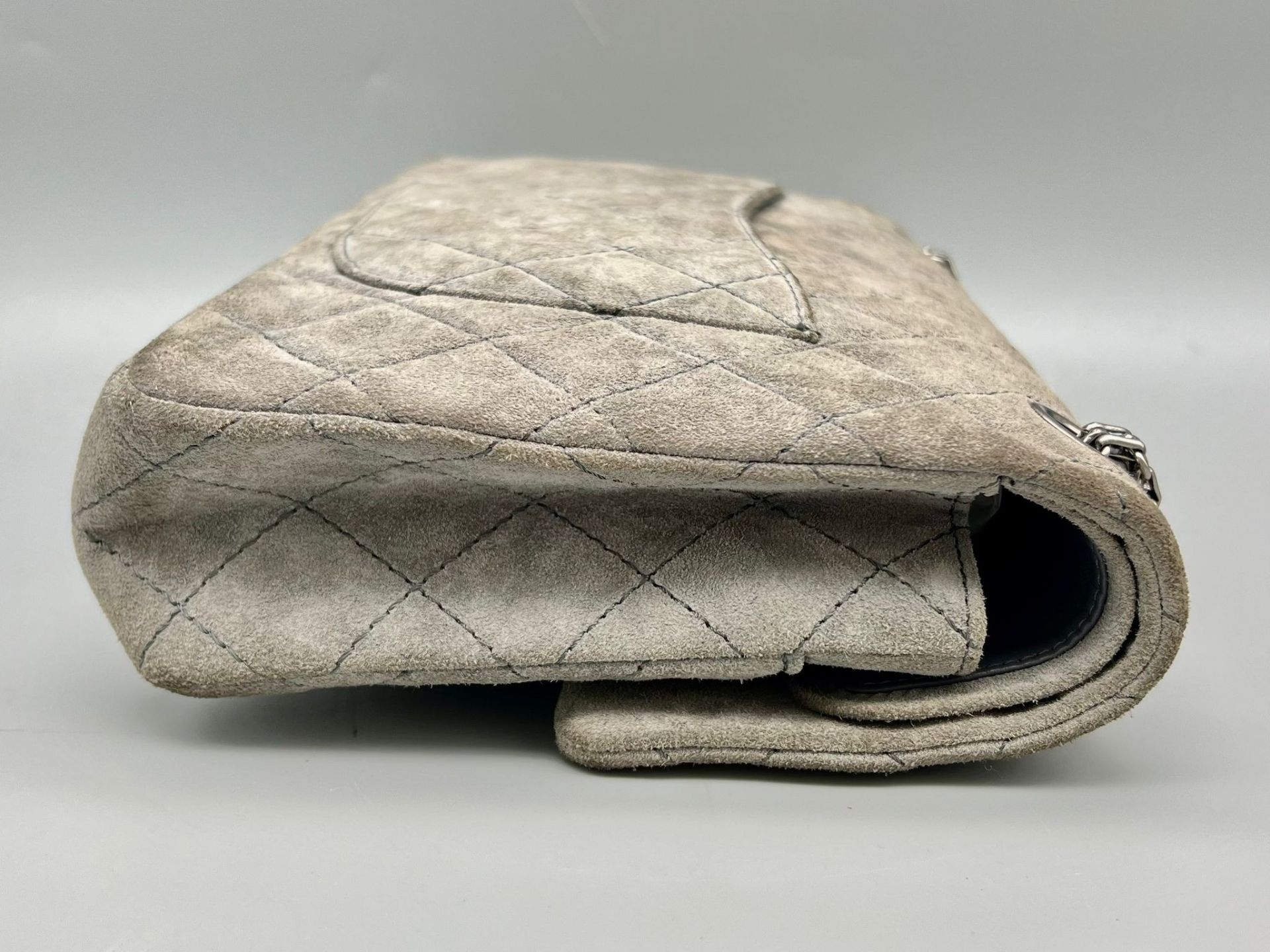 A Classic Chanel Grey Suede Quilted Large Shoulder Flap Bag. Quilted soft suede exterior (worn). - Bild 6 aus 7