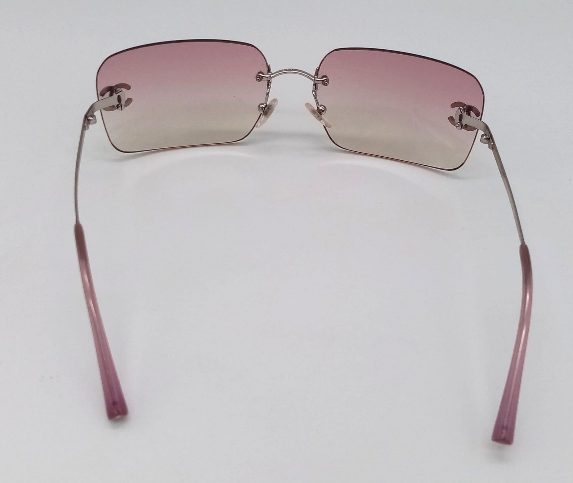 A Pair of Ladies Chanel Sunglasses with Chanel Case. Glasses in good condition - case is worn. - Bild 2 aus 6