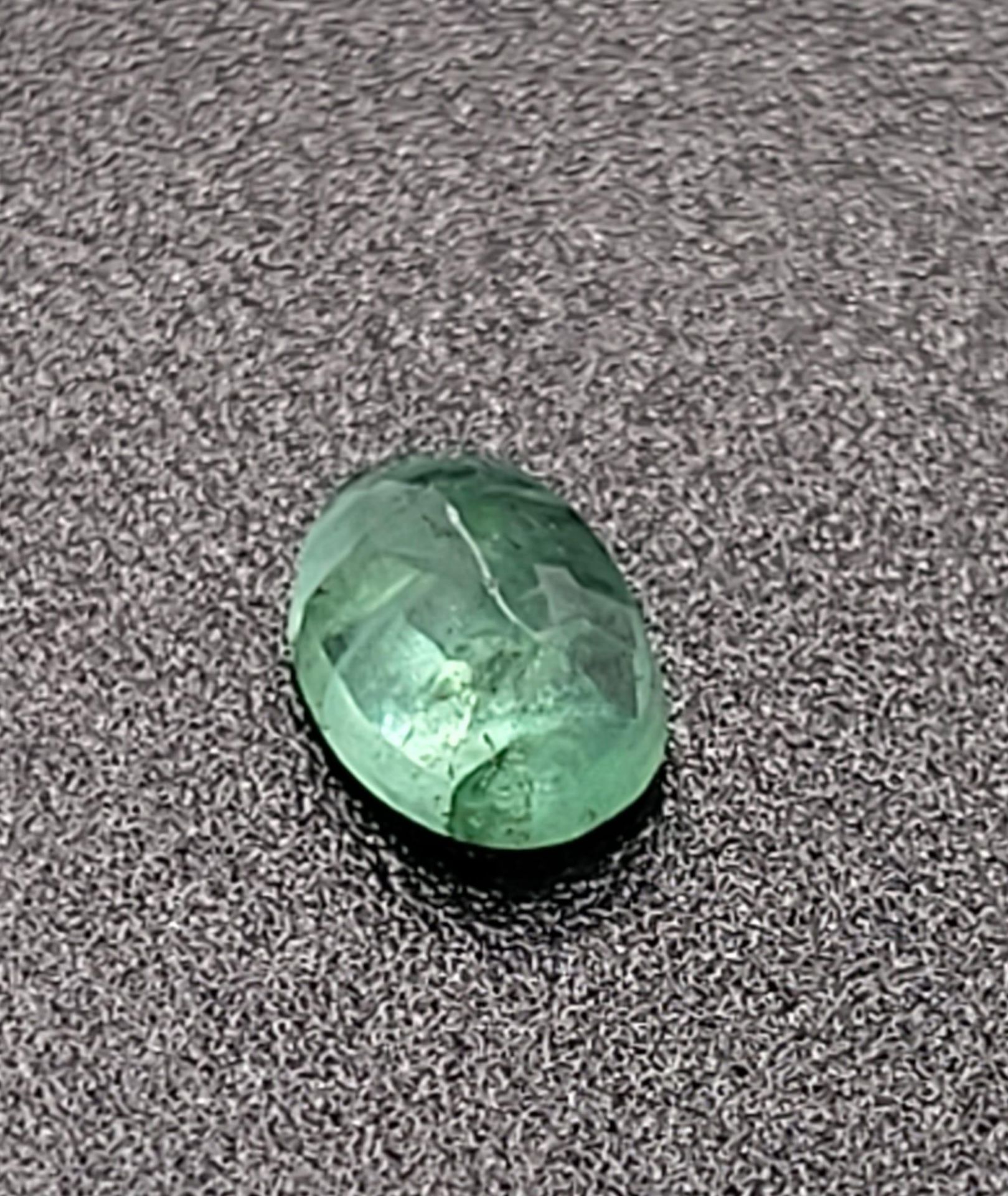 A 0.56ct Zambian Emerald. Swiss Origin Certification Included. - Bild 2 aus 3