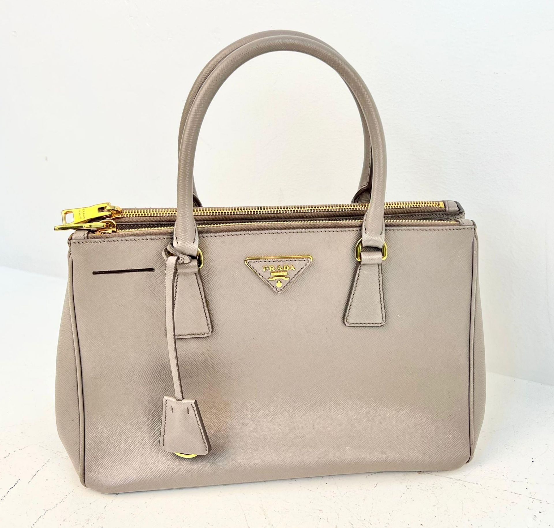 A Prada Saffiano Galleria Handbag with Shoulder Strap. Luxurious grey leather exterior. Three - Bild 3 aus 9